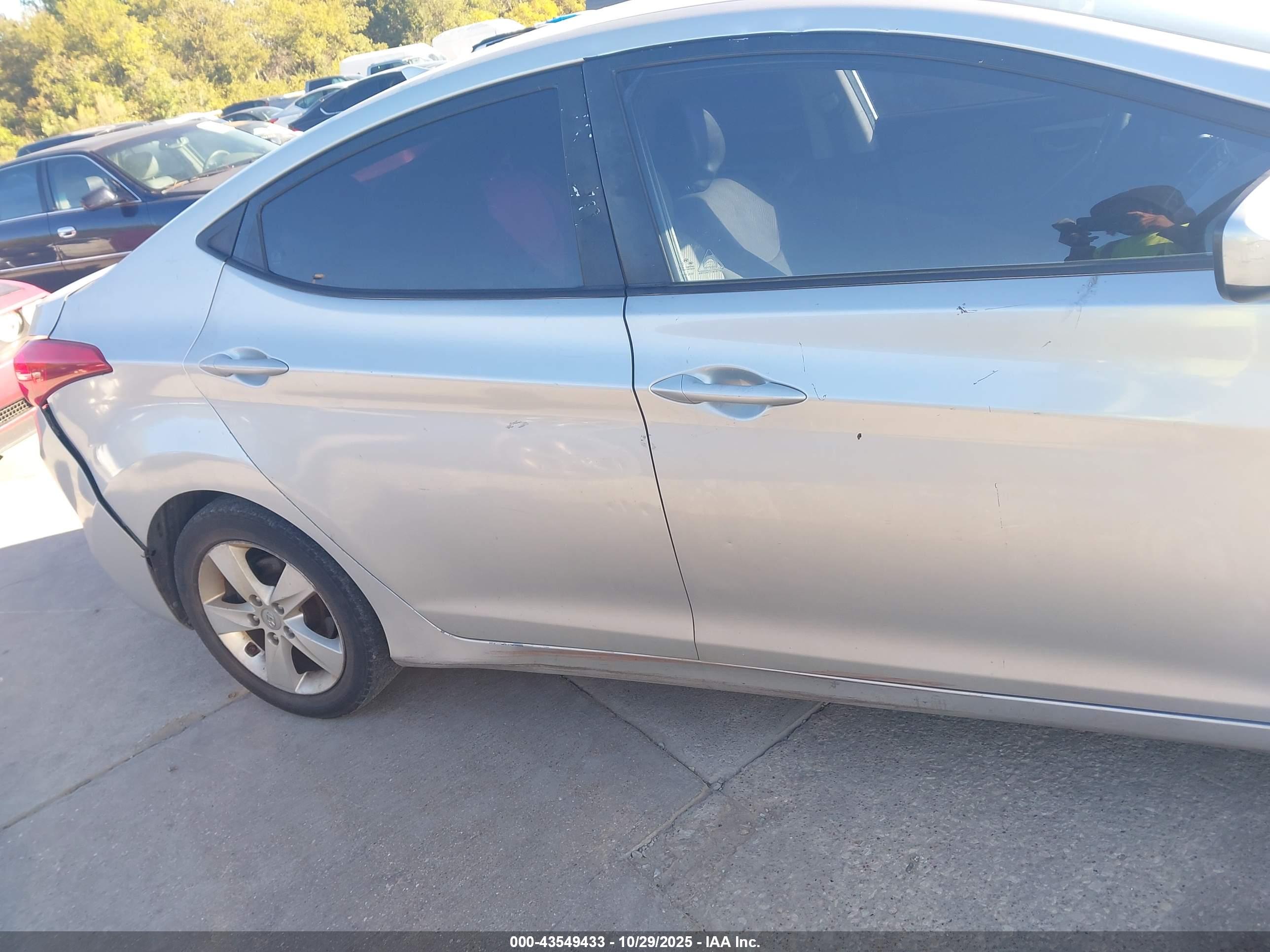 HYUNDAI ELANTRA image 6