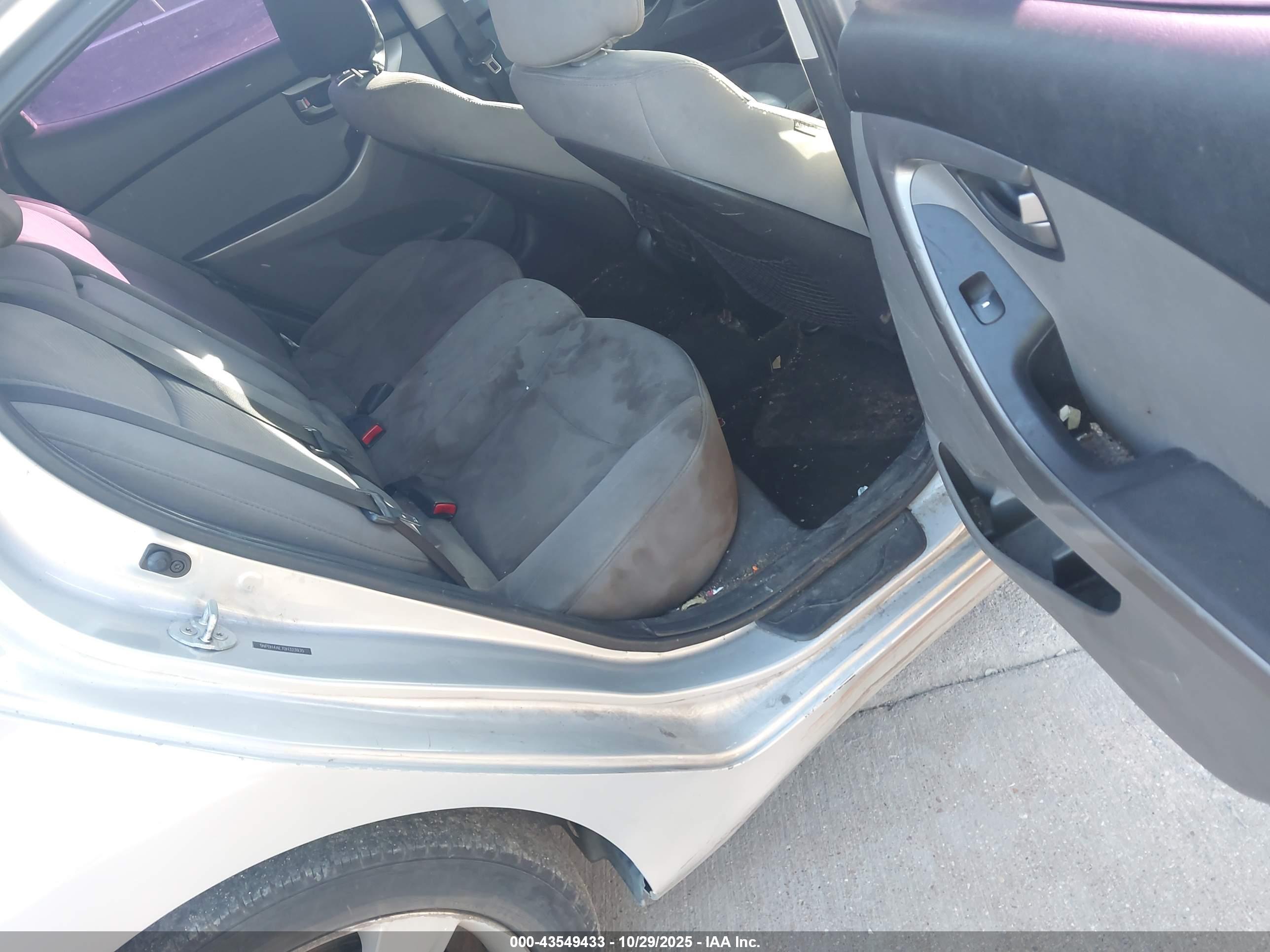 HYUNDAI ELANTRA image 8