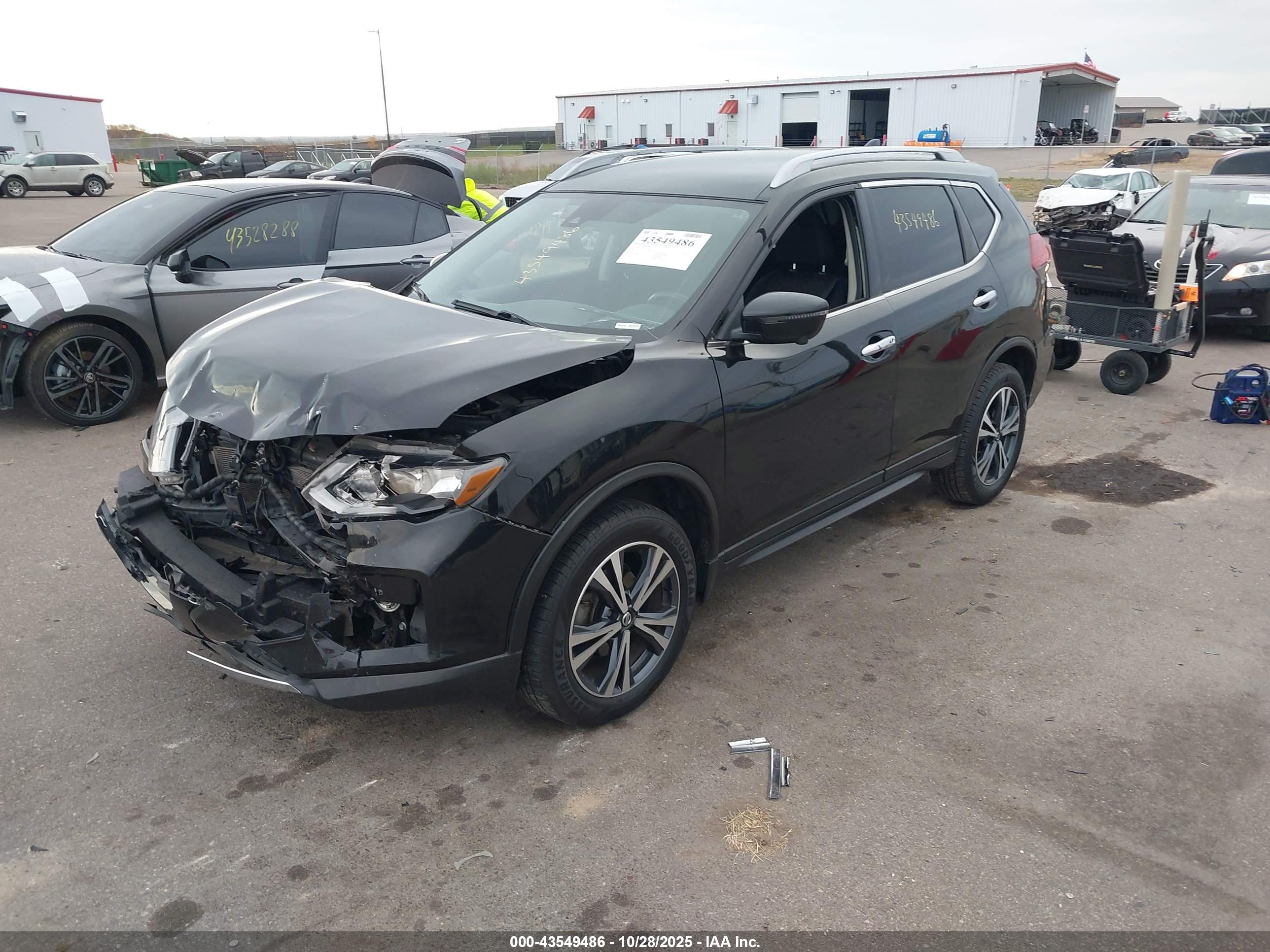 NISSAN ROGUE image 2