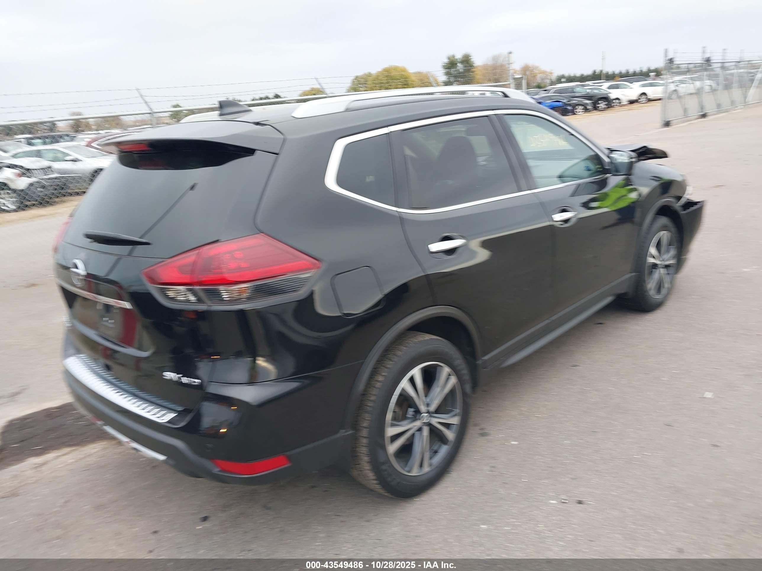 NISSAN ROGUE image 4