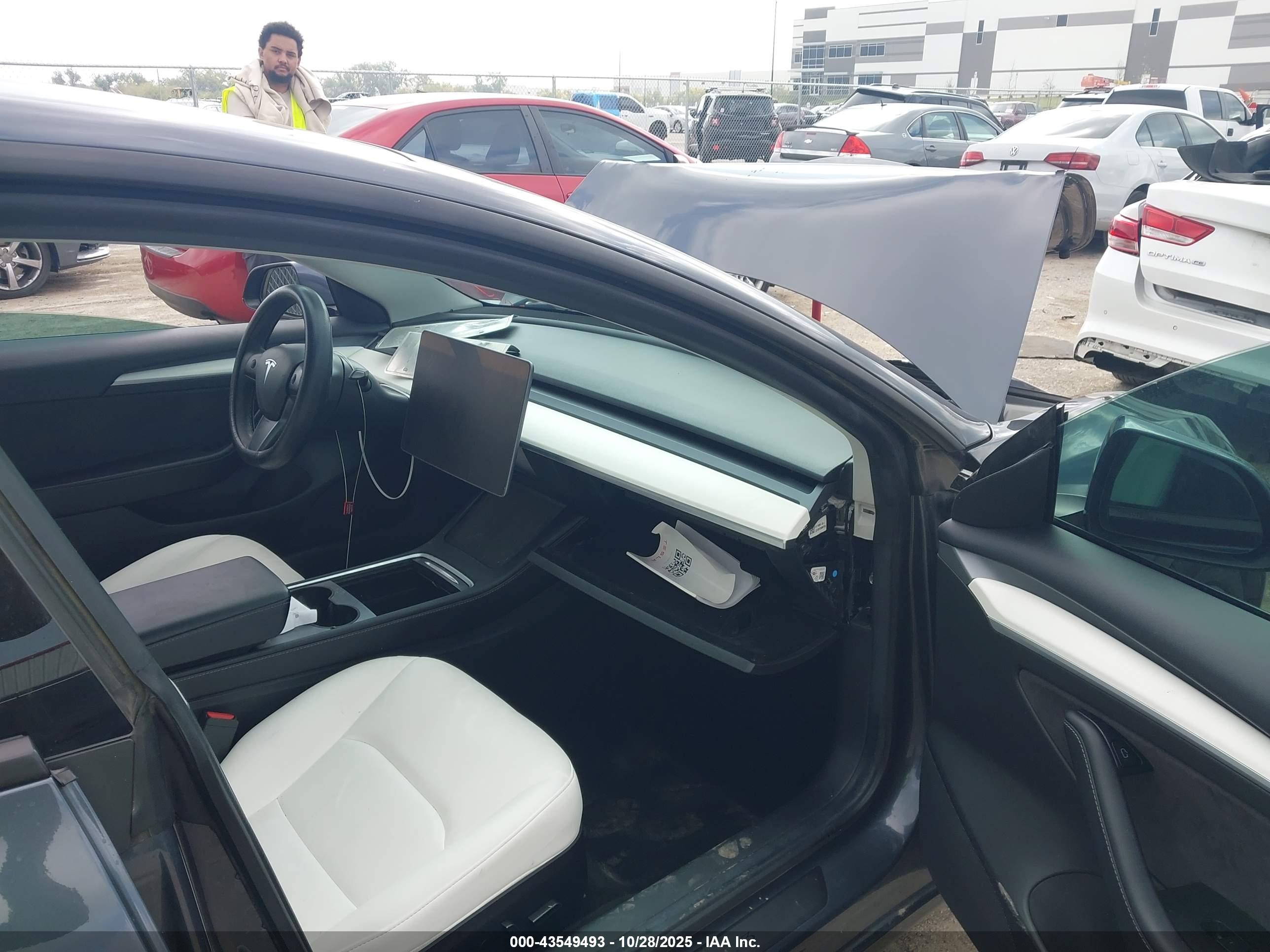 TESLA MODEL image 5