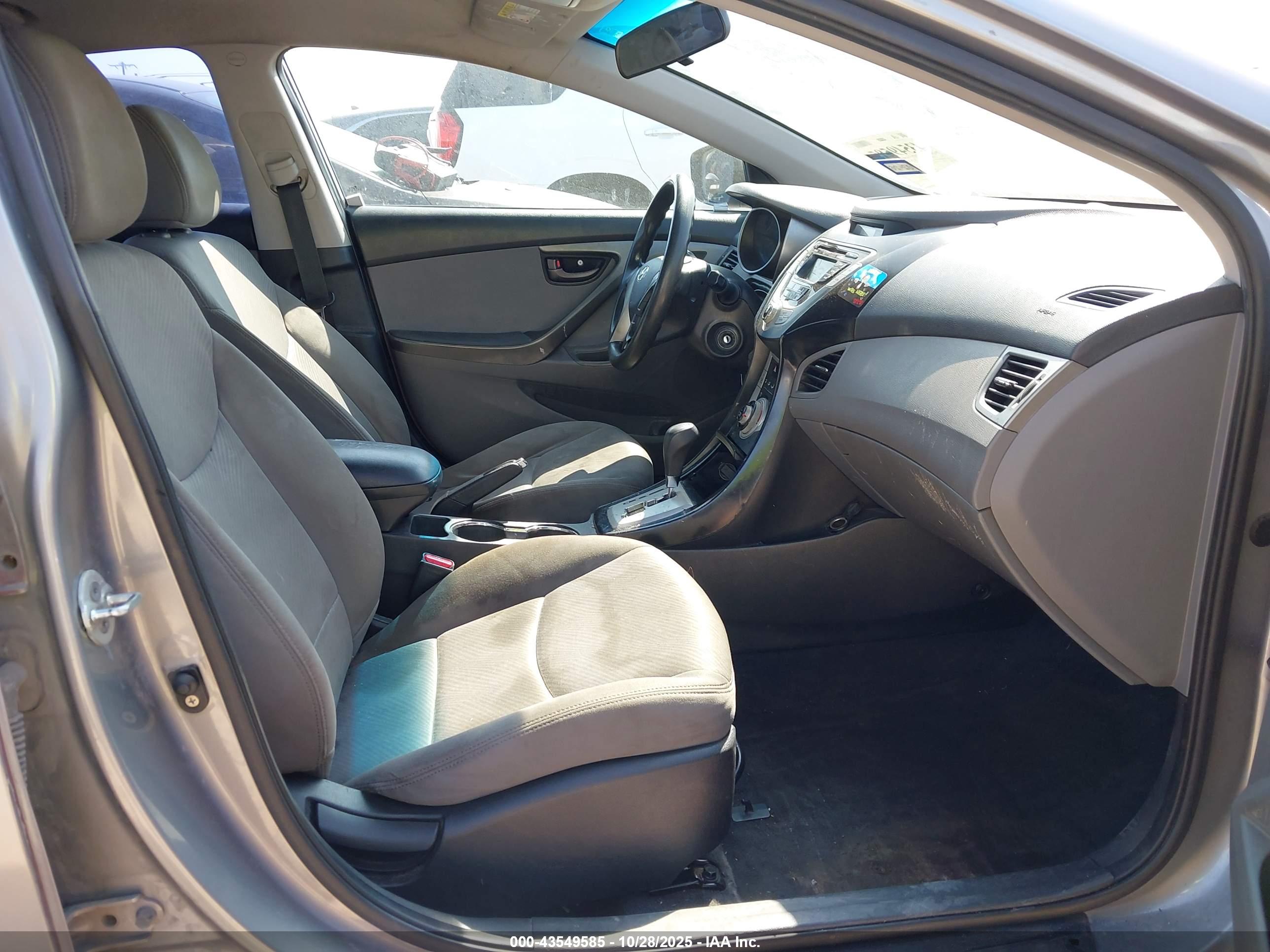 HYUNDAI ELANTRA image 5