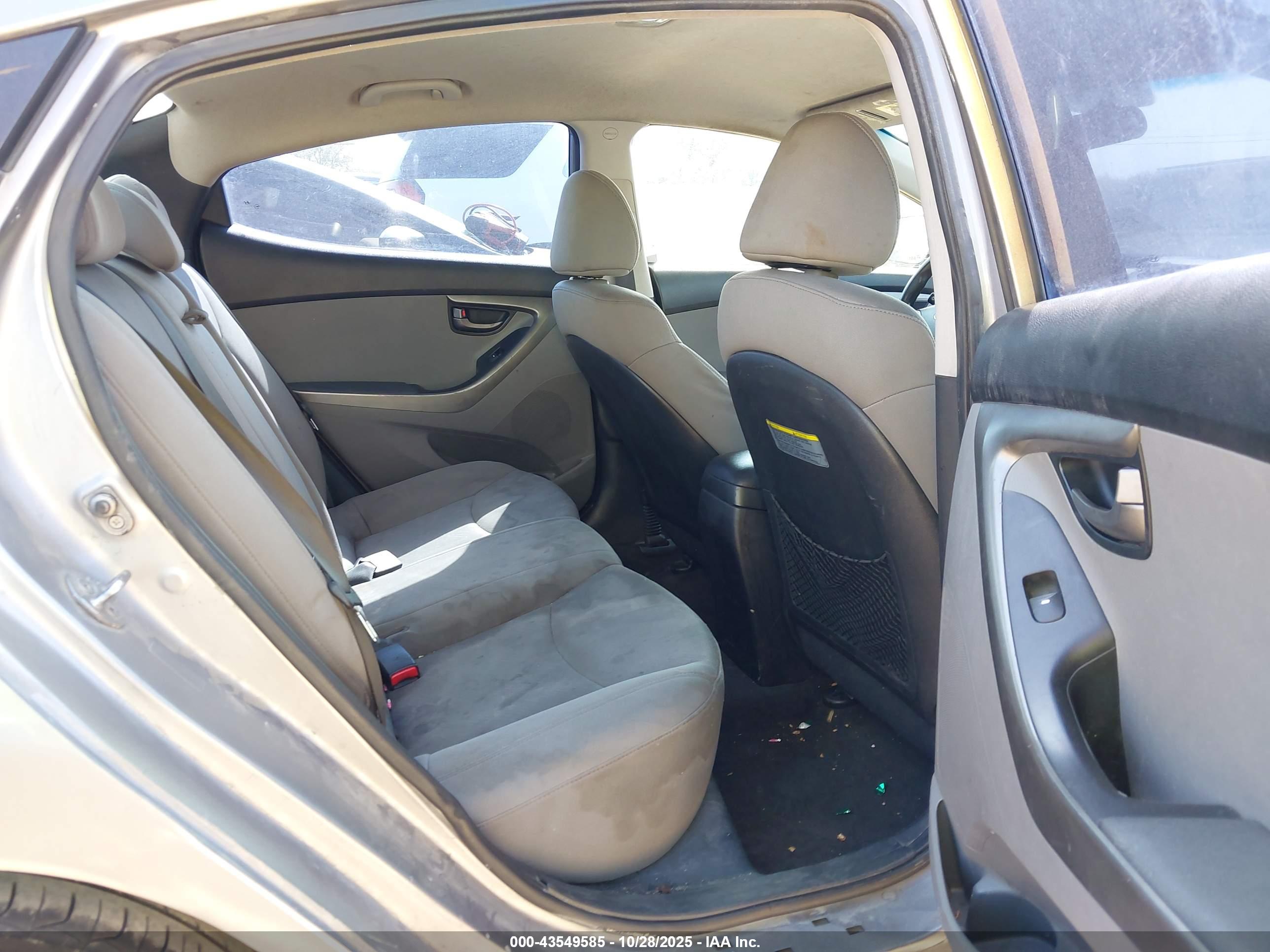 HYUNDAI ELANTRA image 8