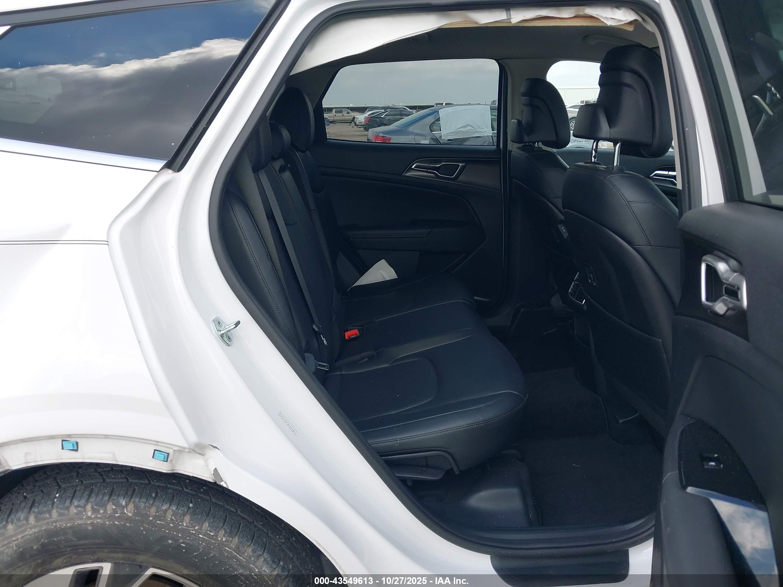 KIA SPORTAGE image 8