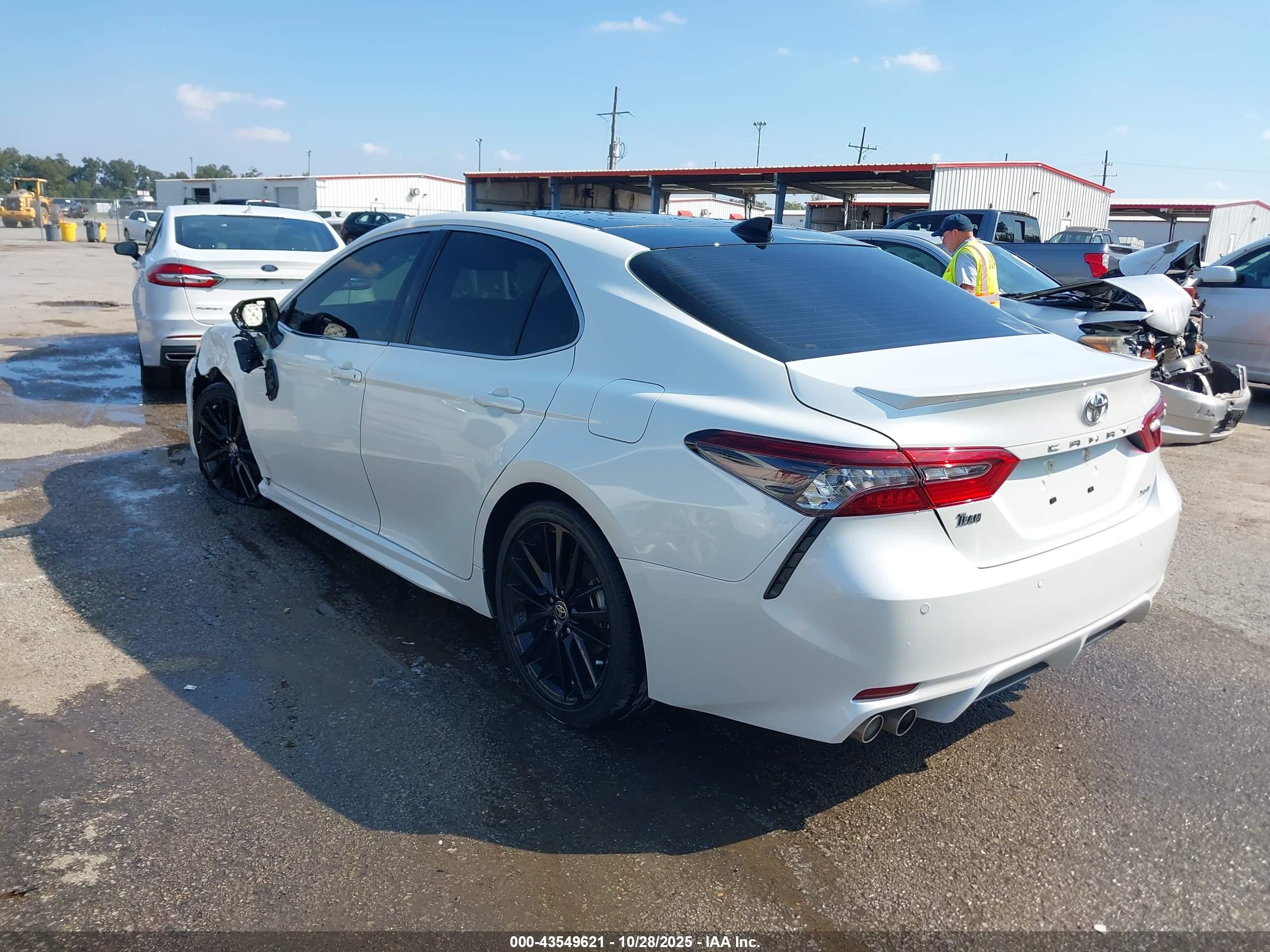 TOYOTA CAMRY image 3