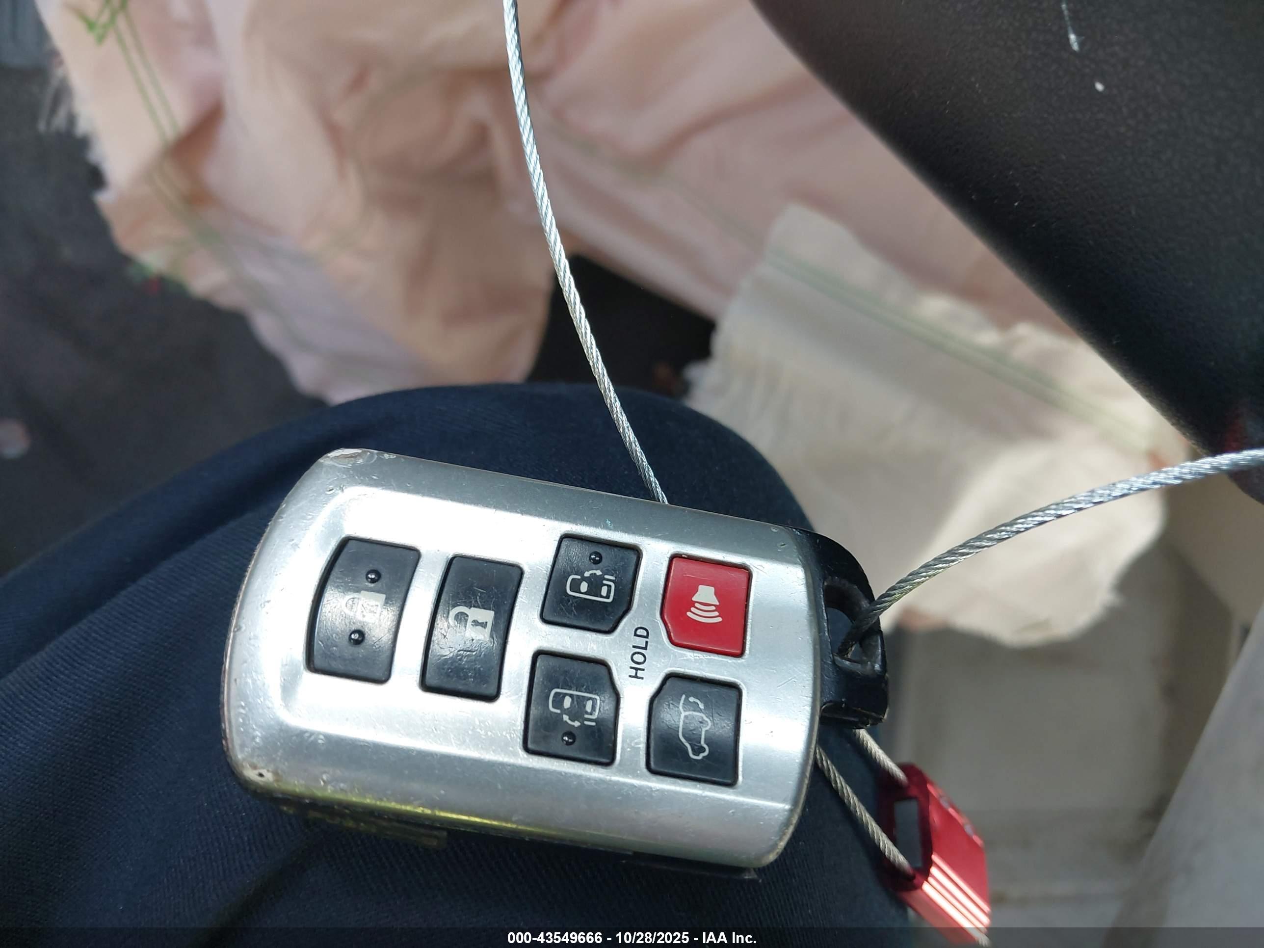 TOYOTA SIENNA image 11