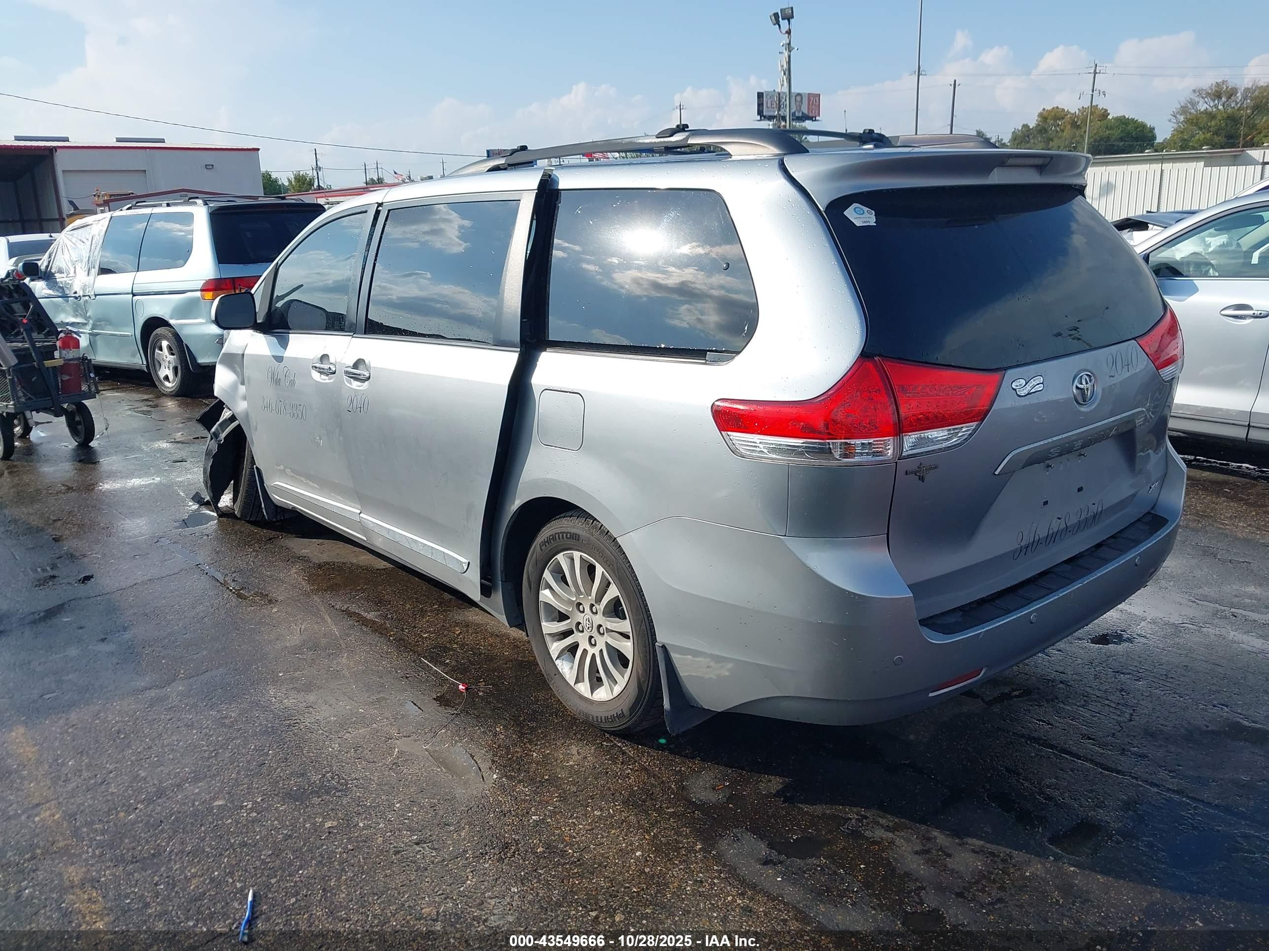 TOYOTA SIENNA image 3