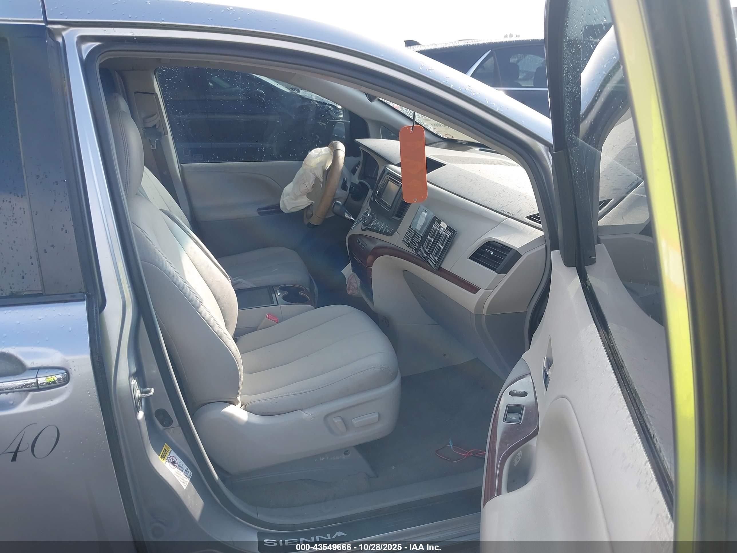 TOYOTA SIENNA image 5