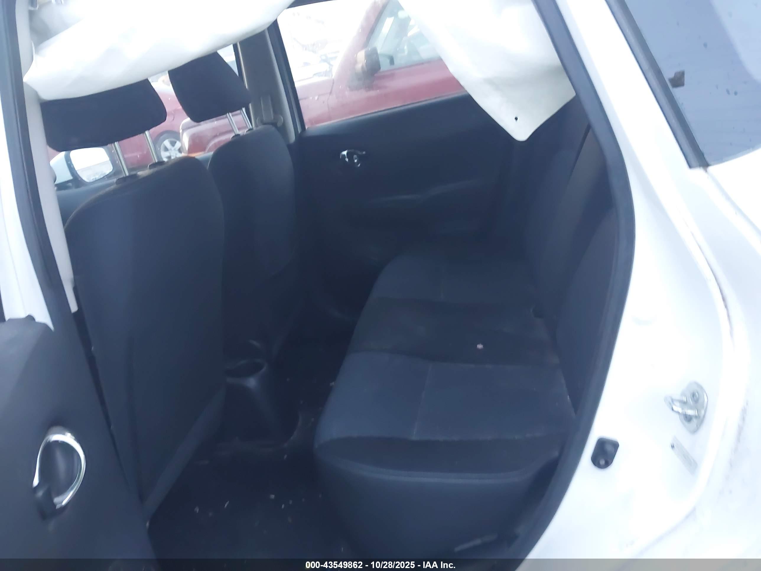 NISSAN VERSA image 8