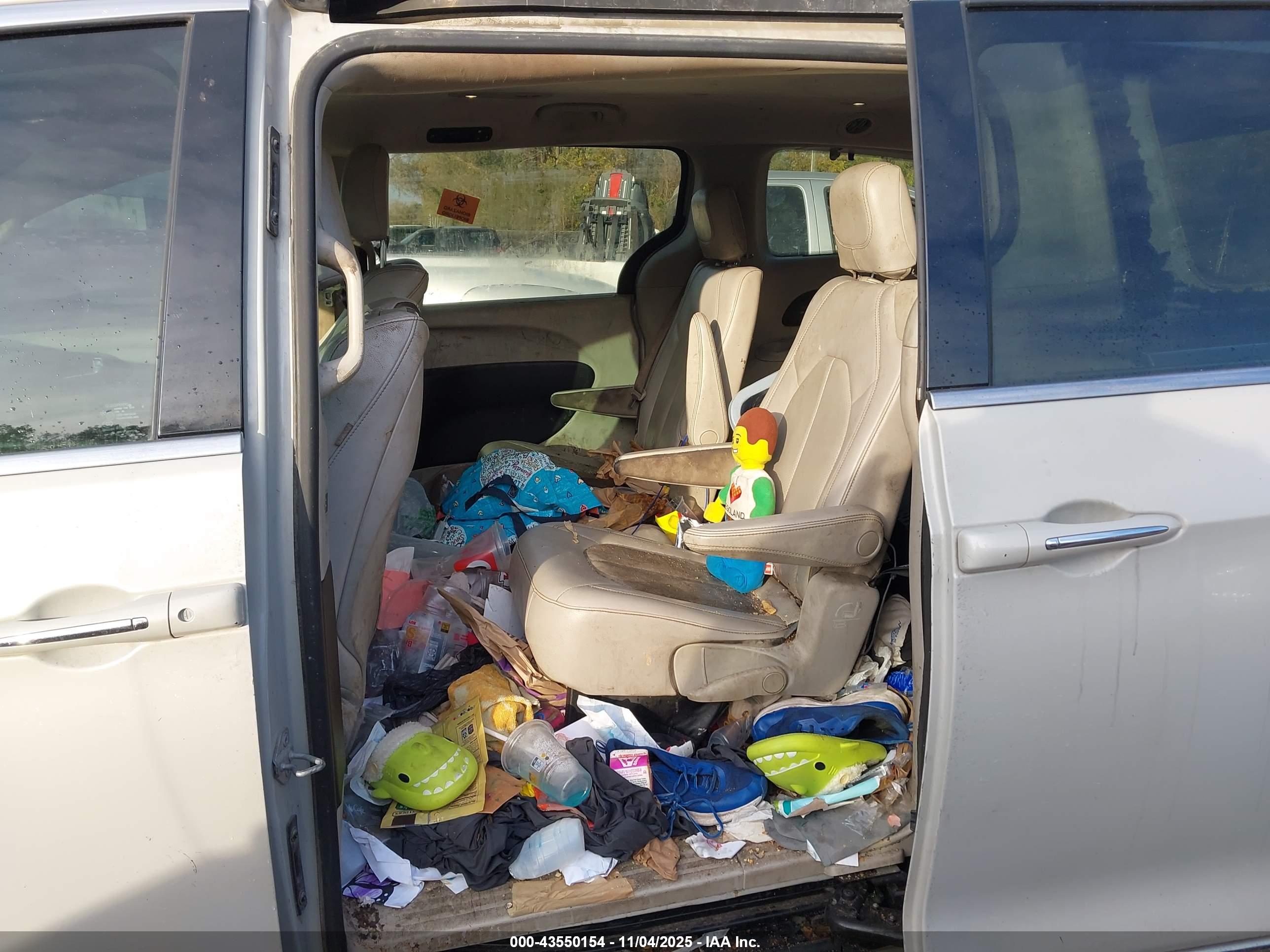 CHRYSLER PACIFICA image 8