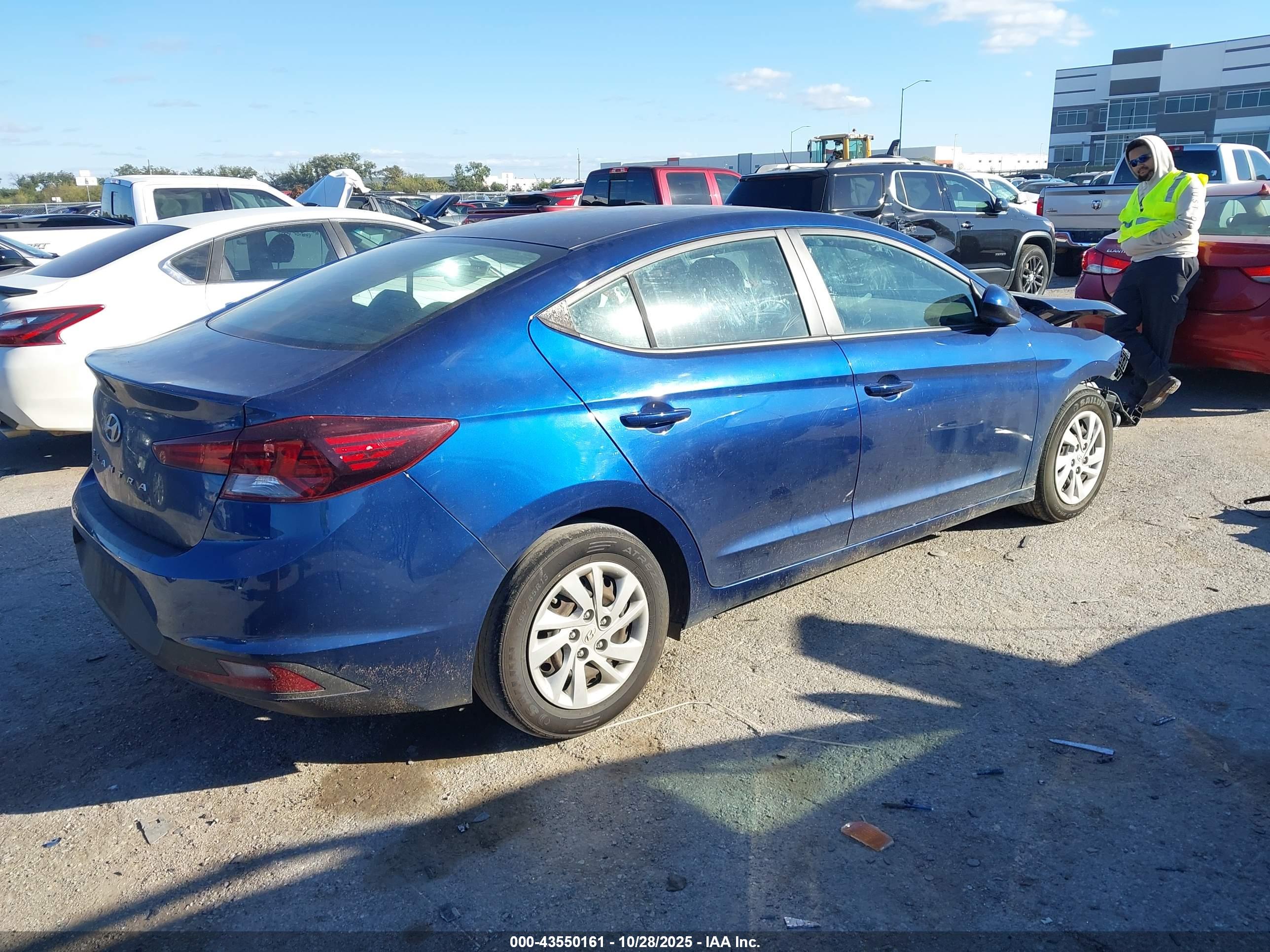 HYUNDAI ELANTRA image 4