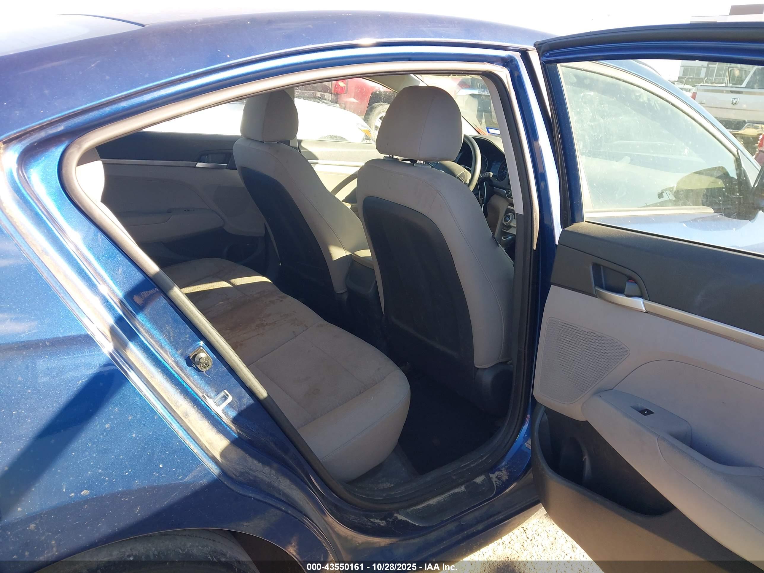 HYUNDAI ELANTRA image 8