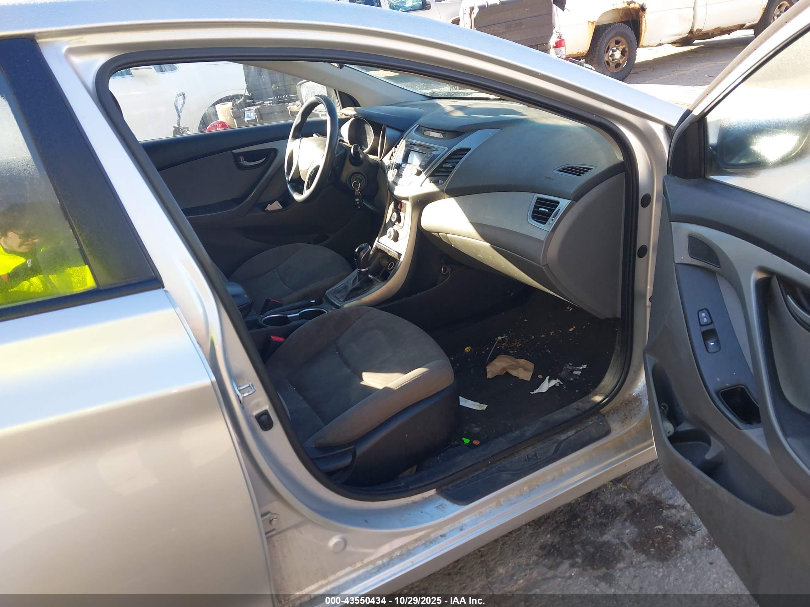 HYUNDAI ELANTRA image 5