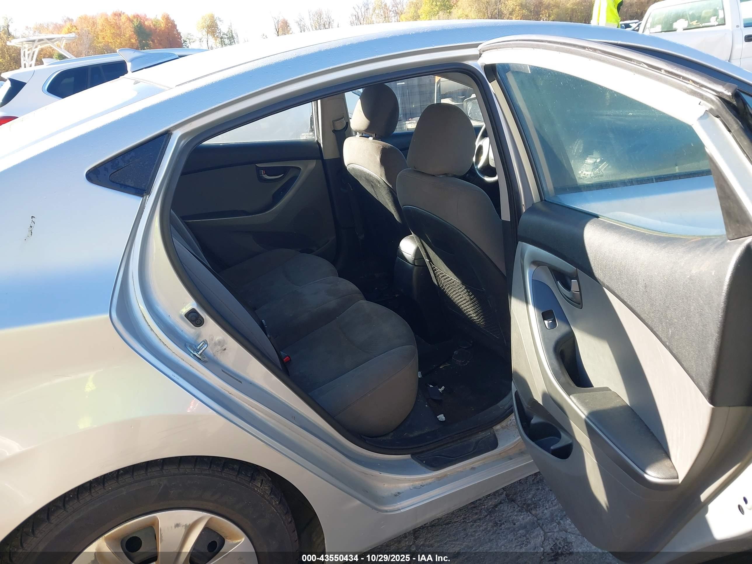 HYUNDAI ELANTRA image 8