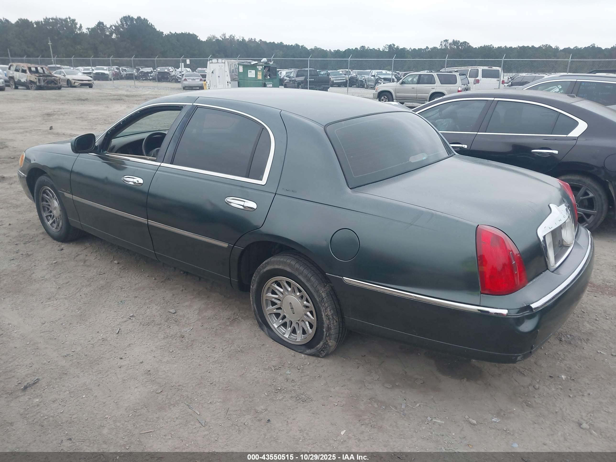 LINCOLN TOWN image 3