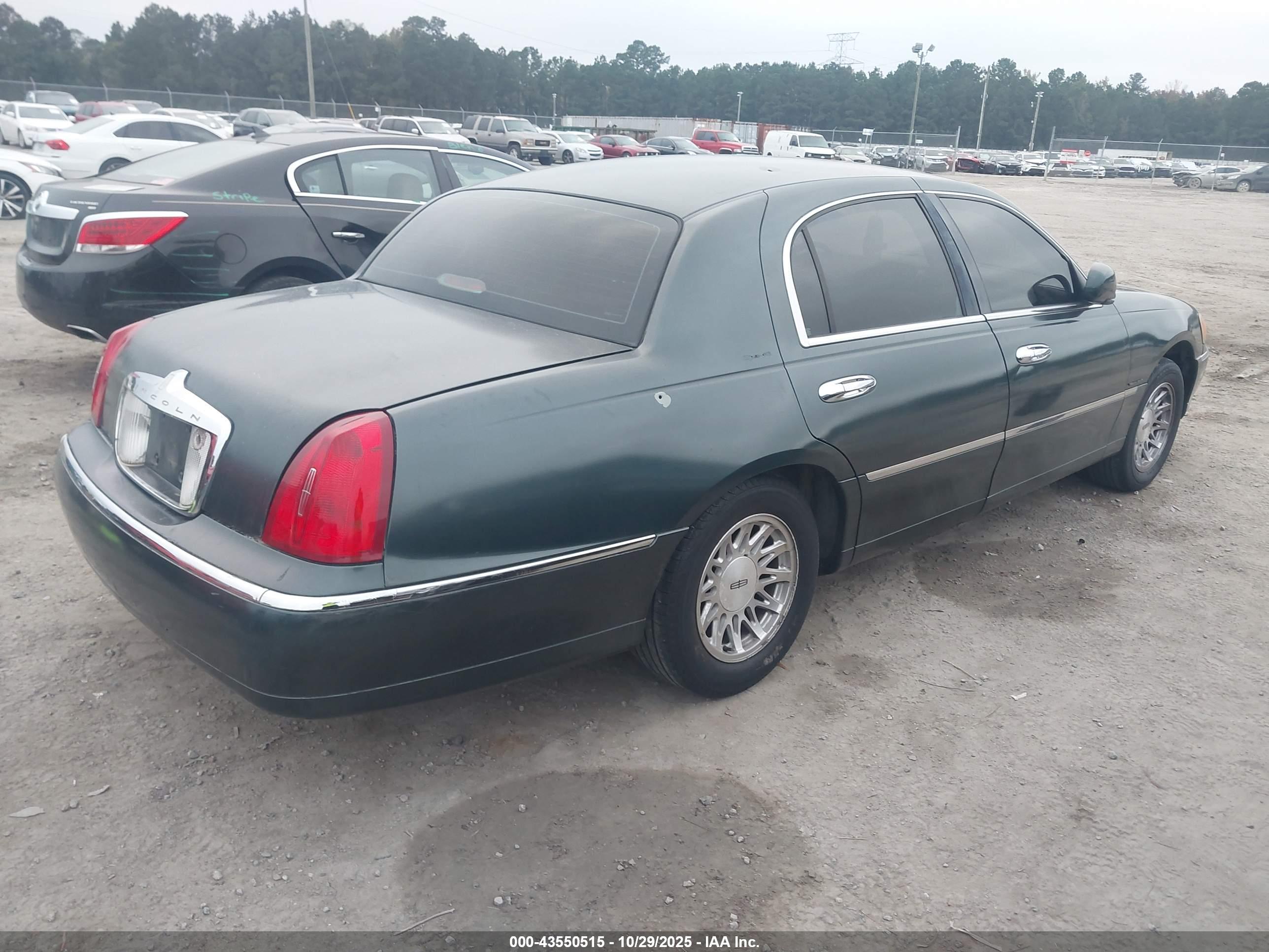 LINCOLN TOWN image 4