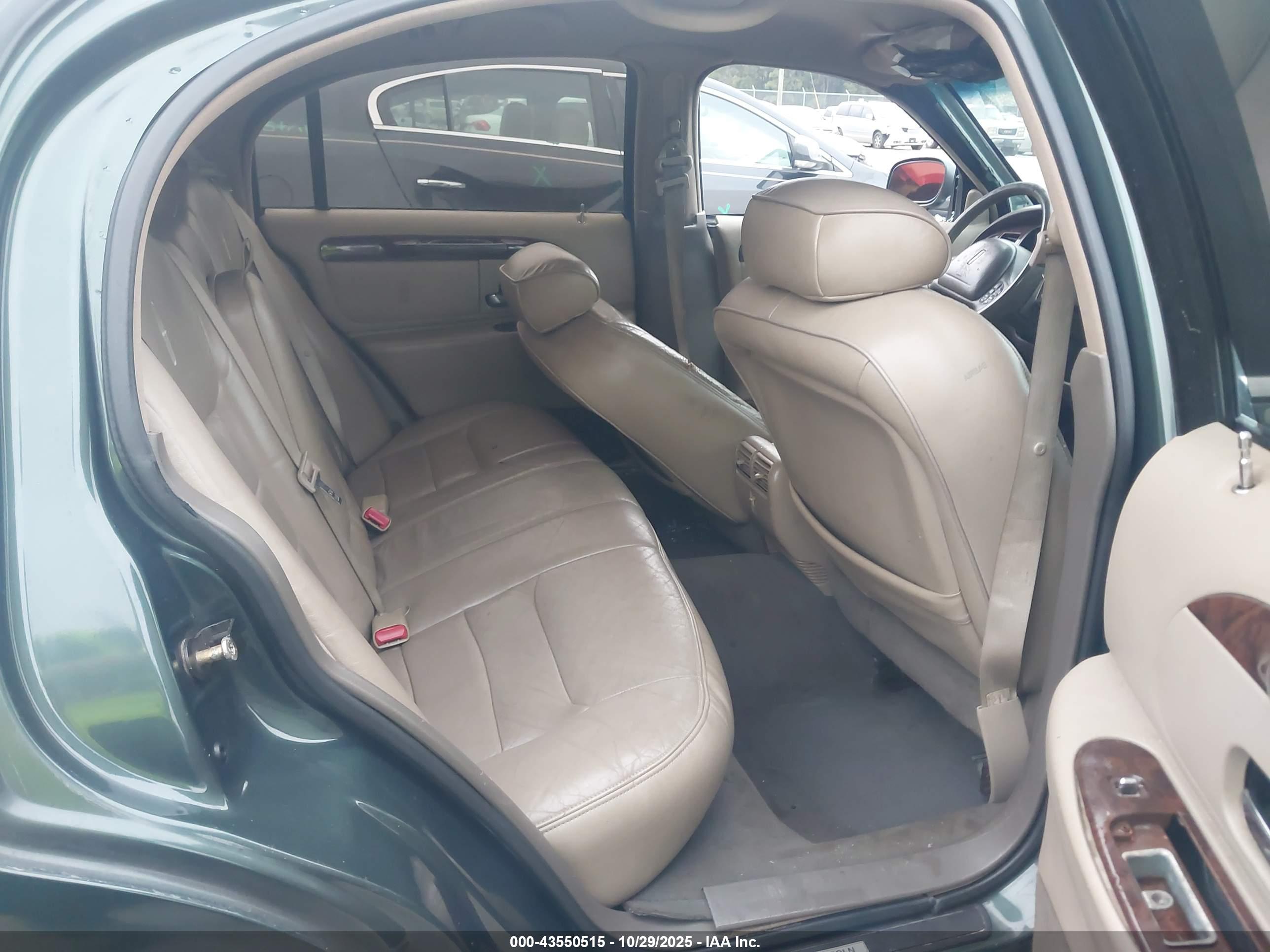 LINCOLN TOWN image 8