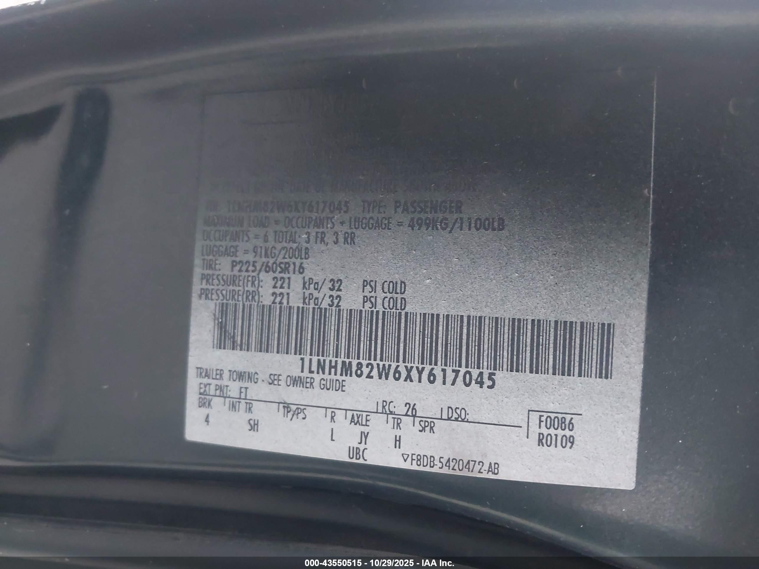 LINCOLN TOWN image 9