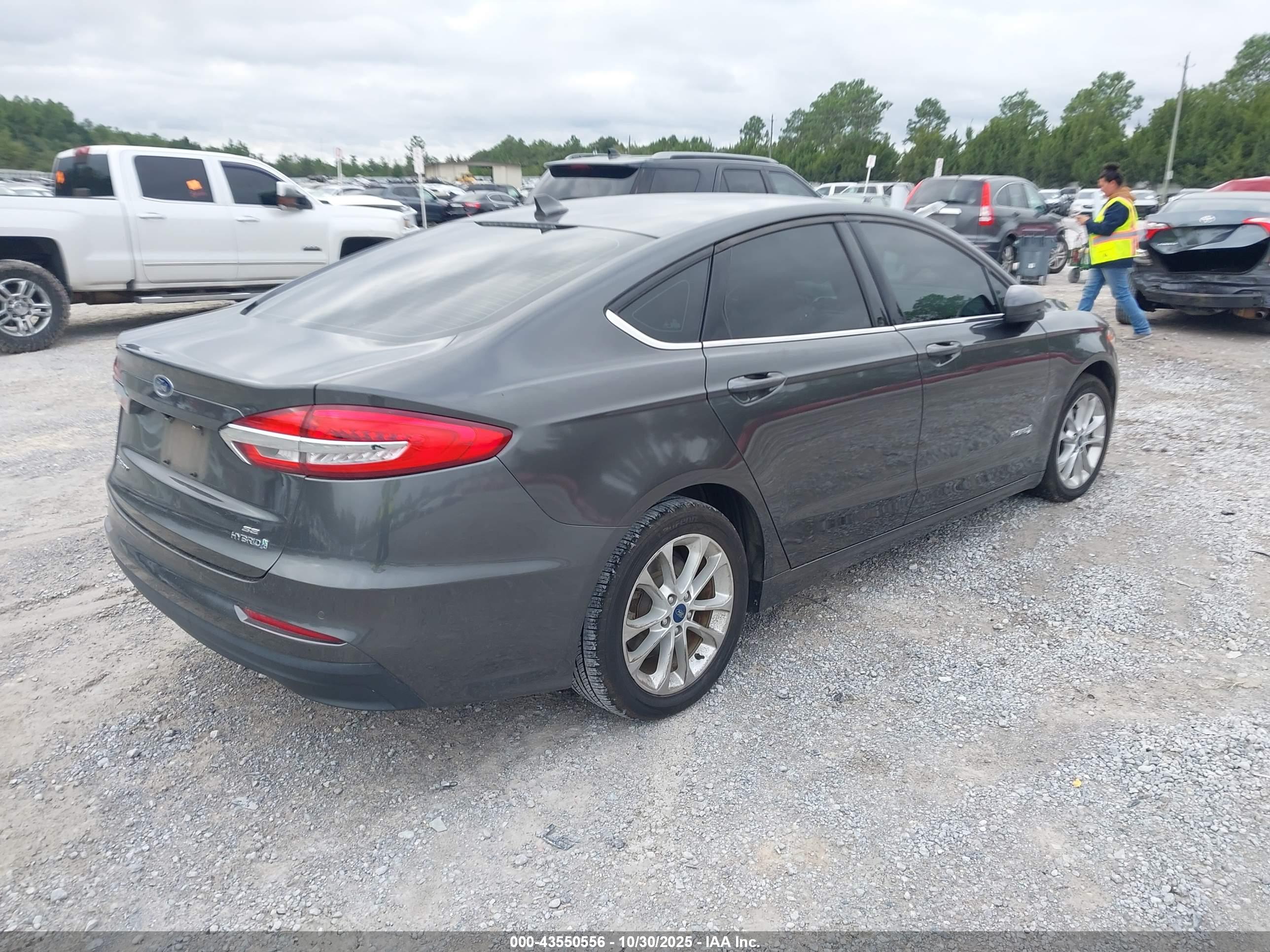 FORD FUSION image 4