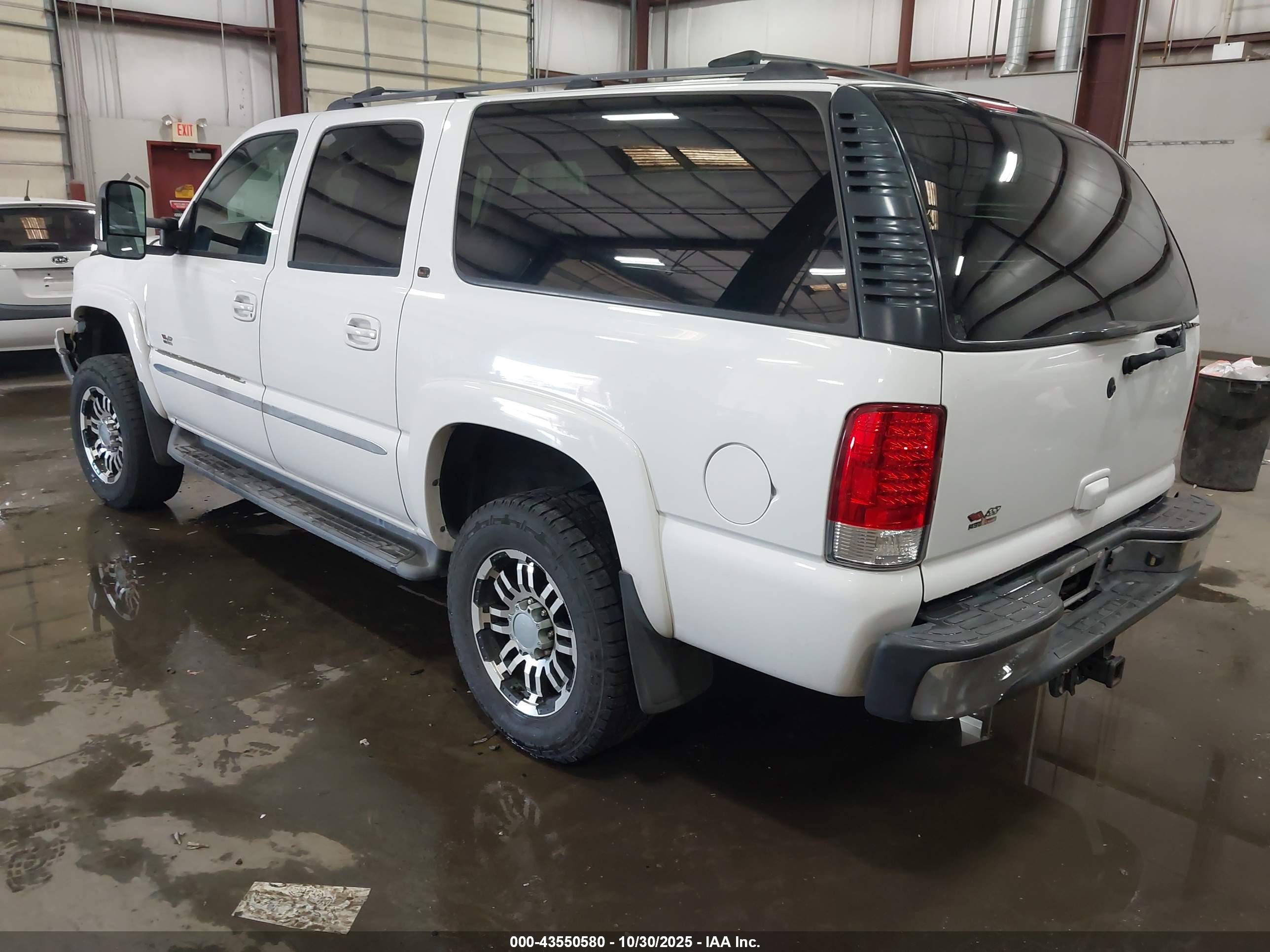 CHEVROLET SUBURBAN image 3