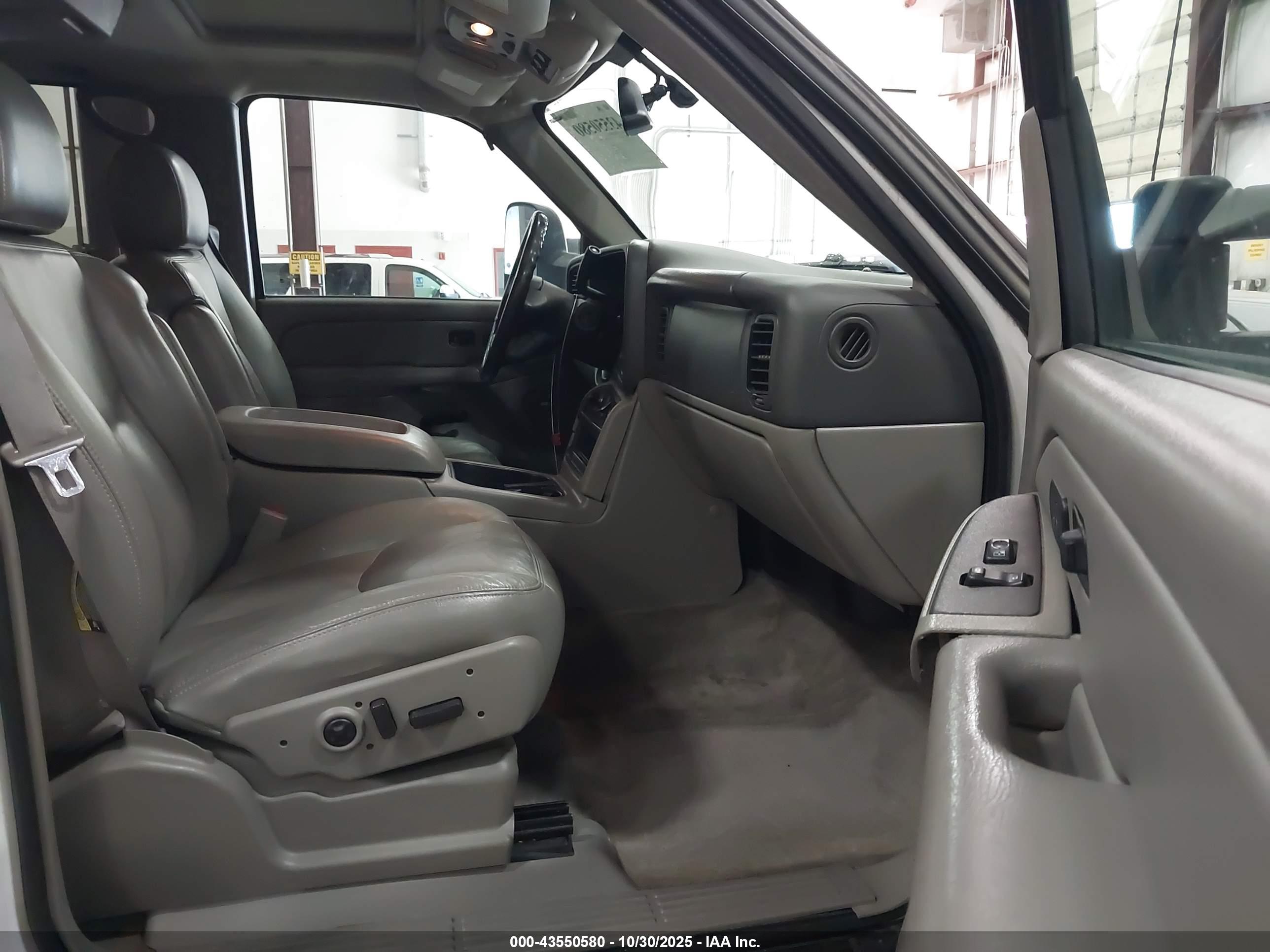 CHEVROLET SUBURBAN image 5
