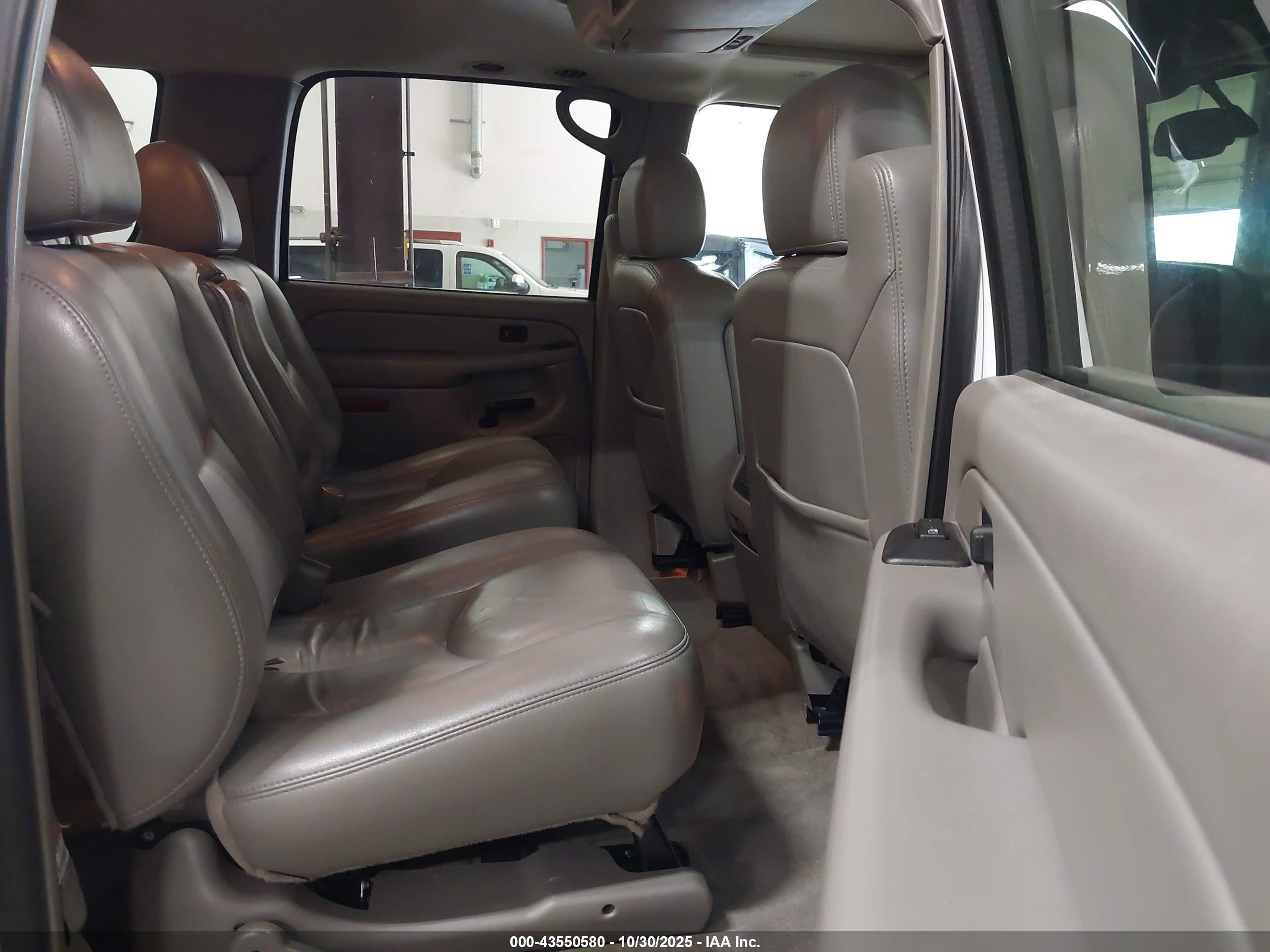 CHEVROLET SUBURBAN image 8