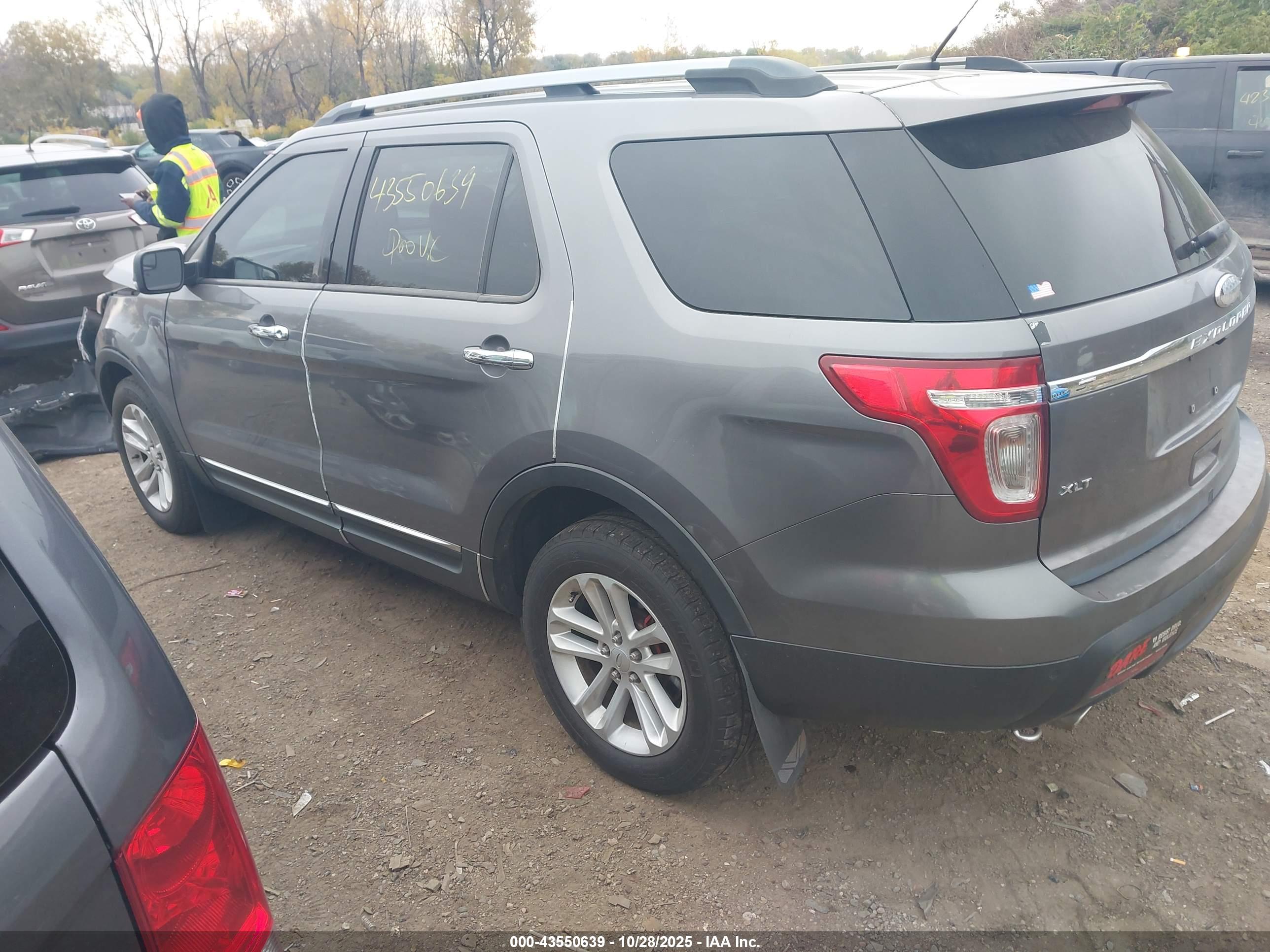 FORD EXPLORER image 3