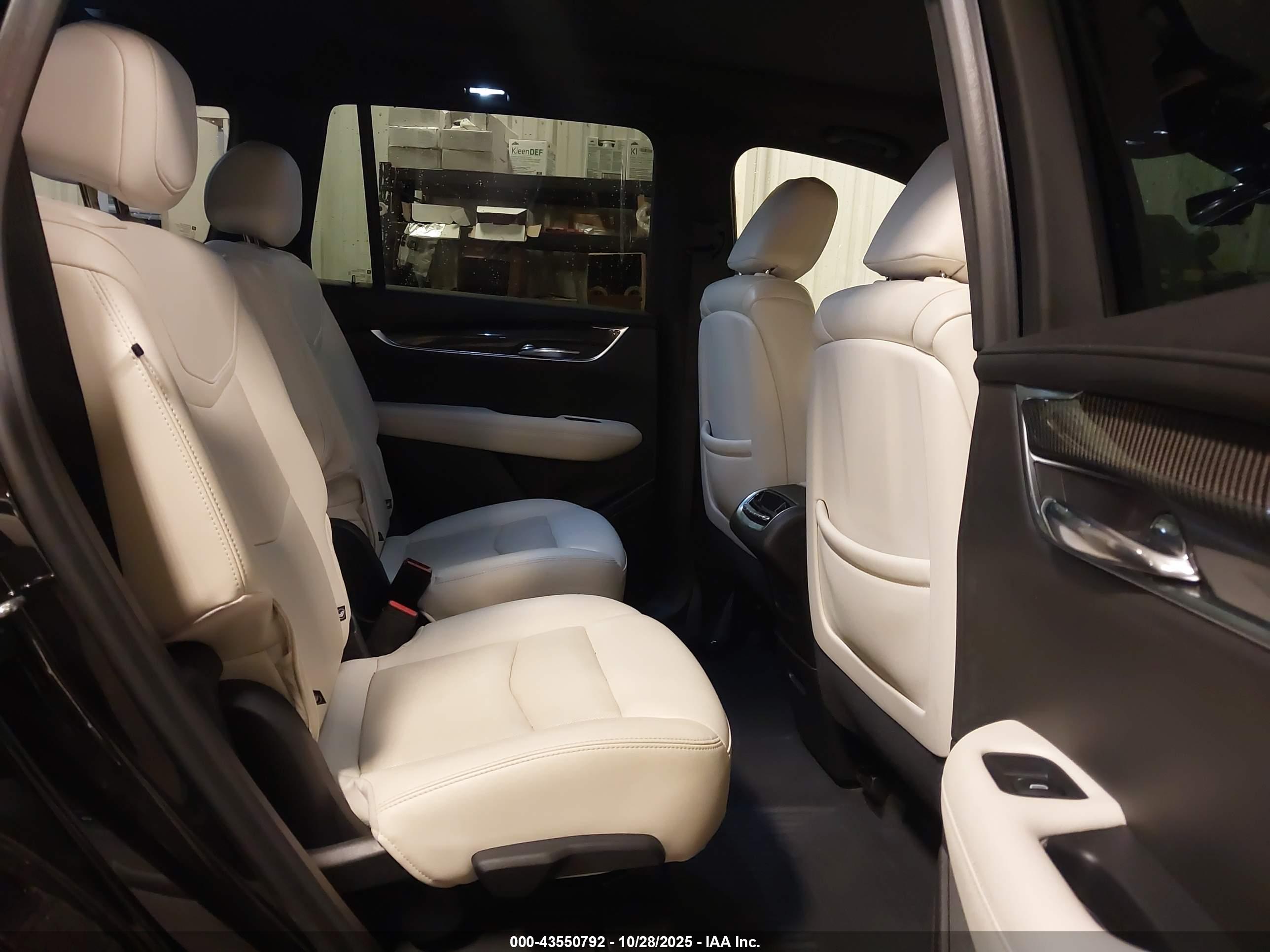CADILLAC XT6 image 8