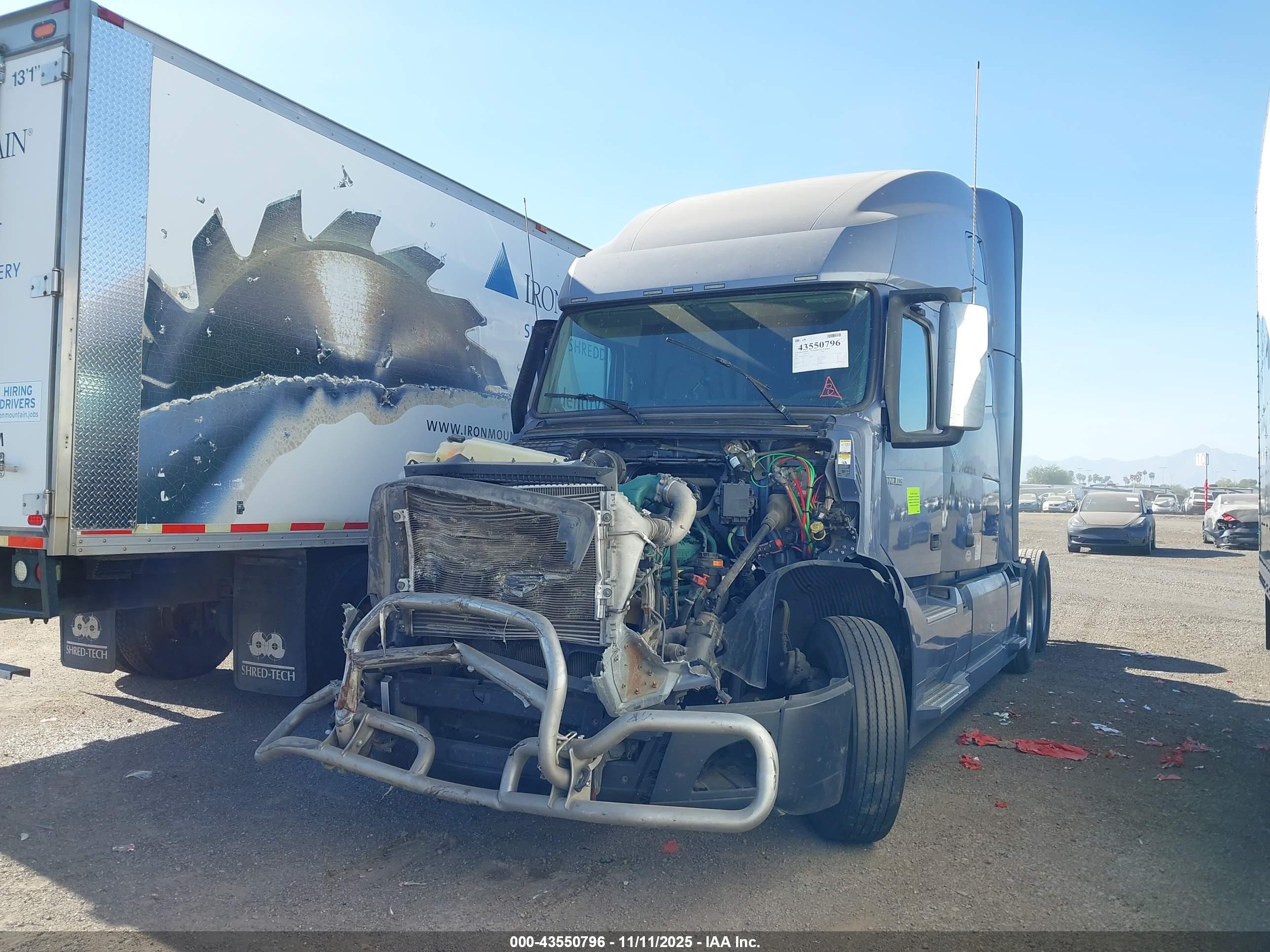 VOLVO VNL image 2