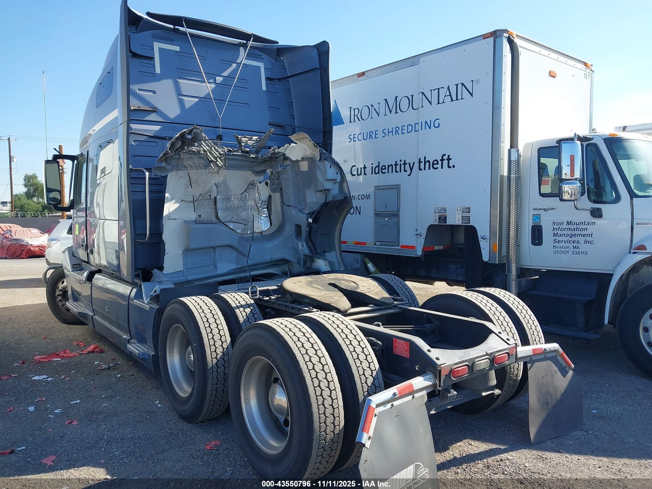VOLVO VNL image 3