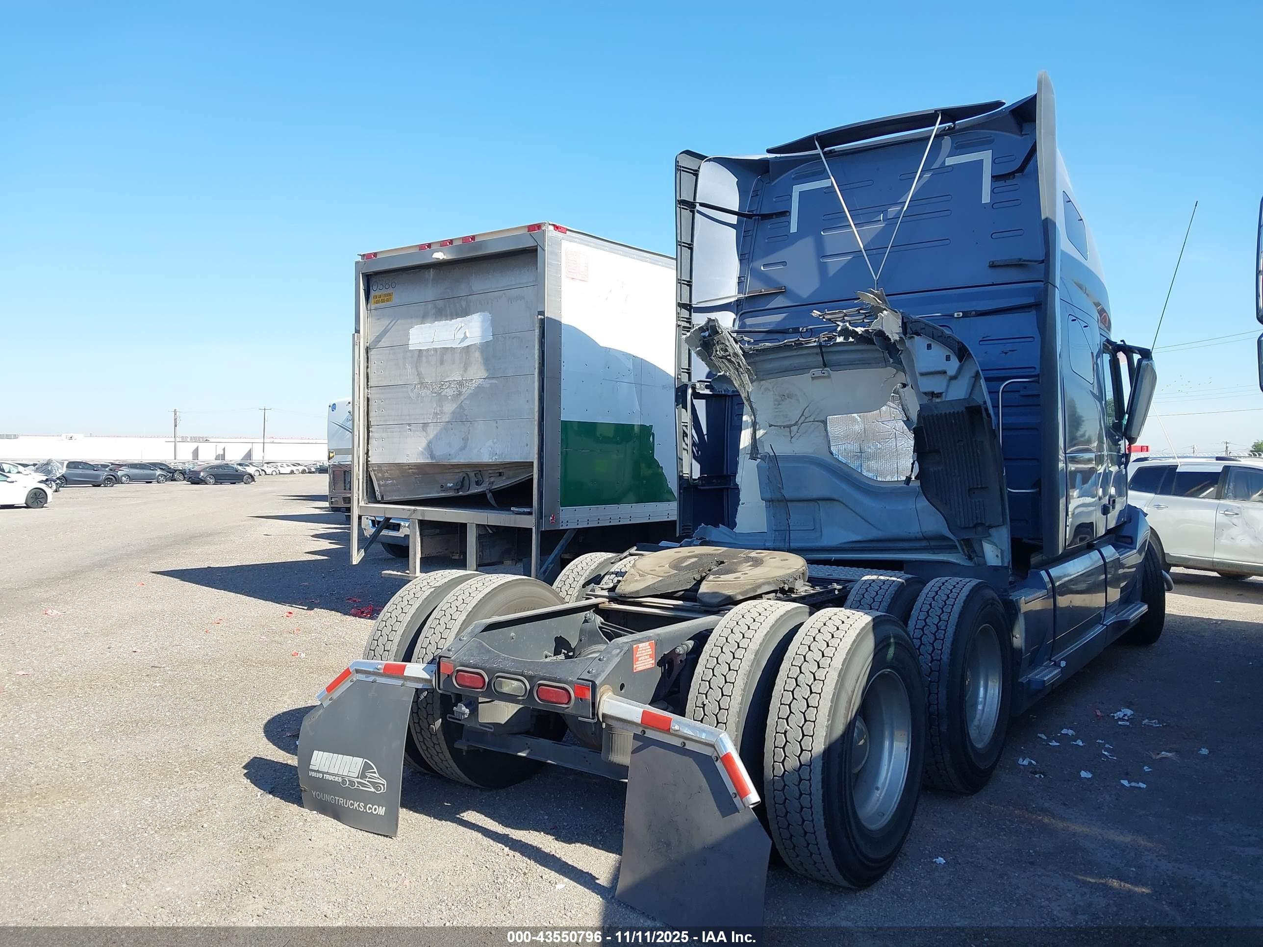 VOLVO VNL image 4