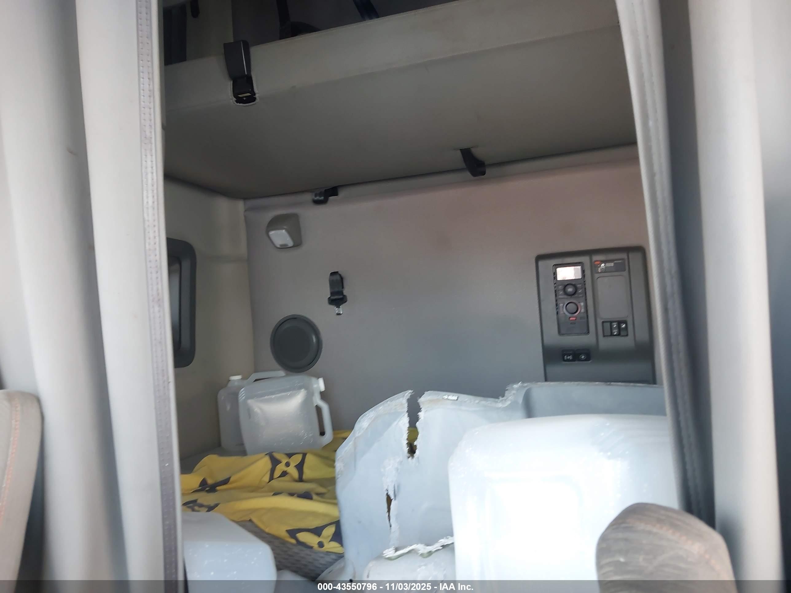 VOLVO VNL image 7