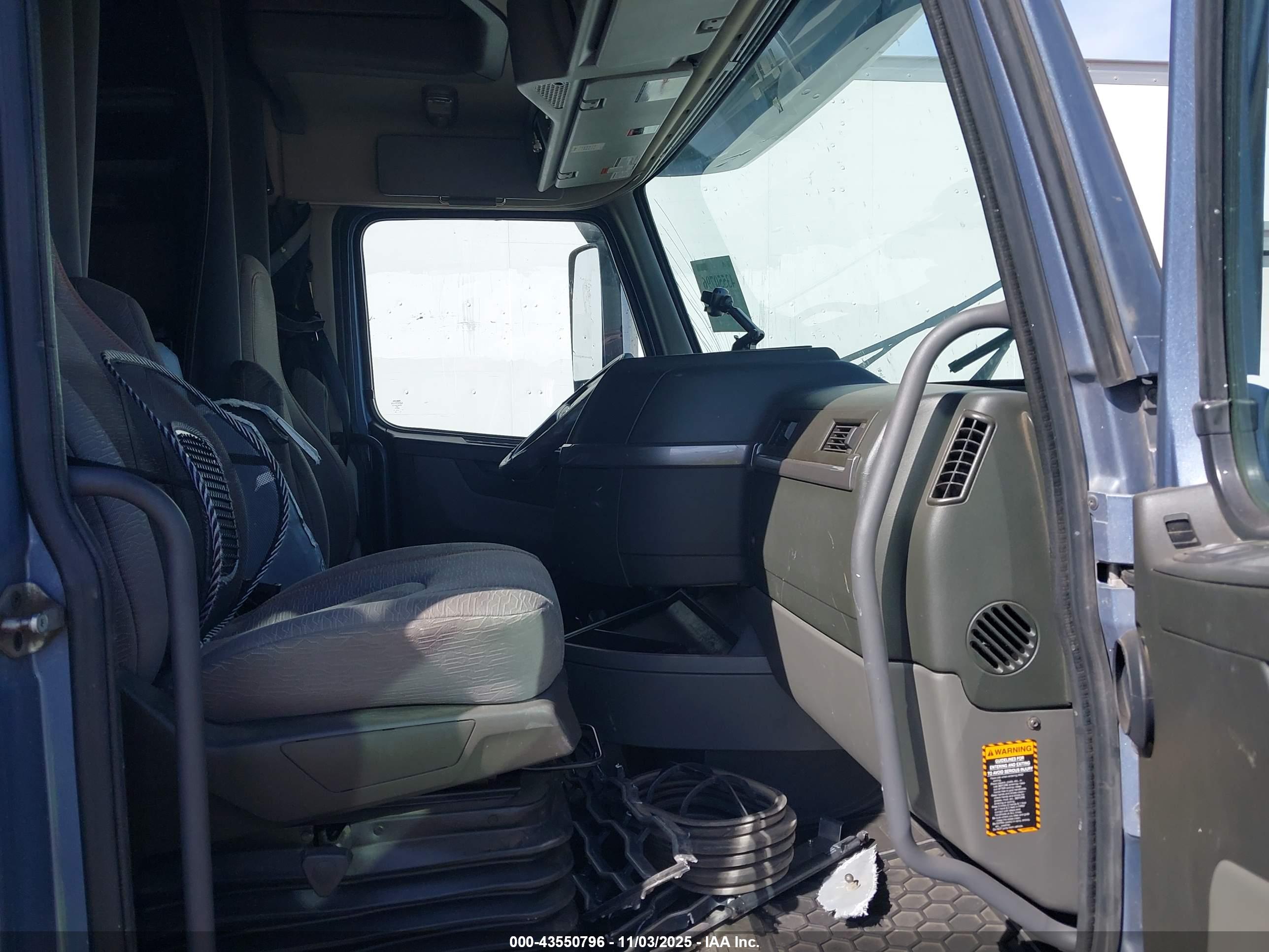 VOLVO VNL image 8