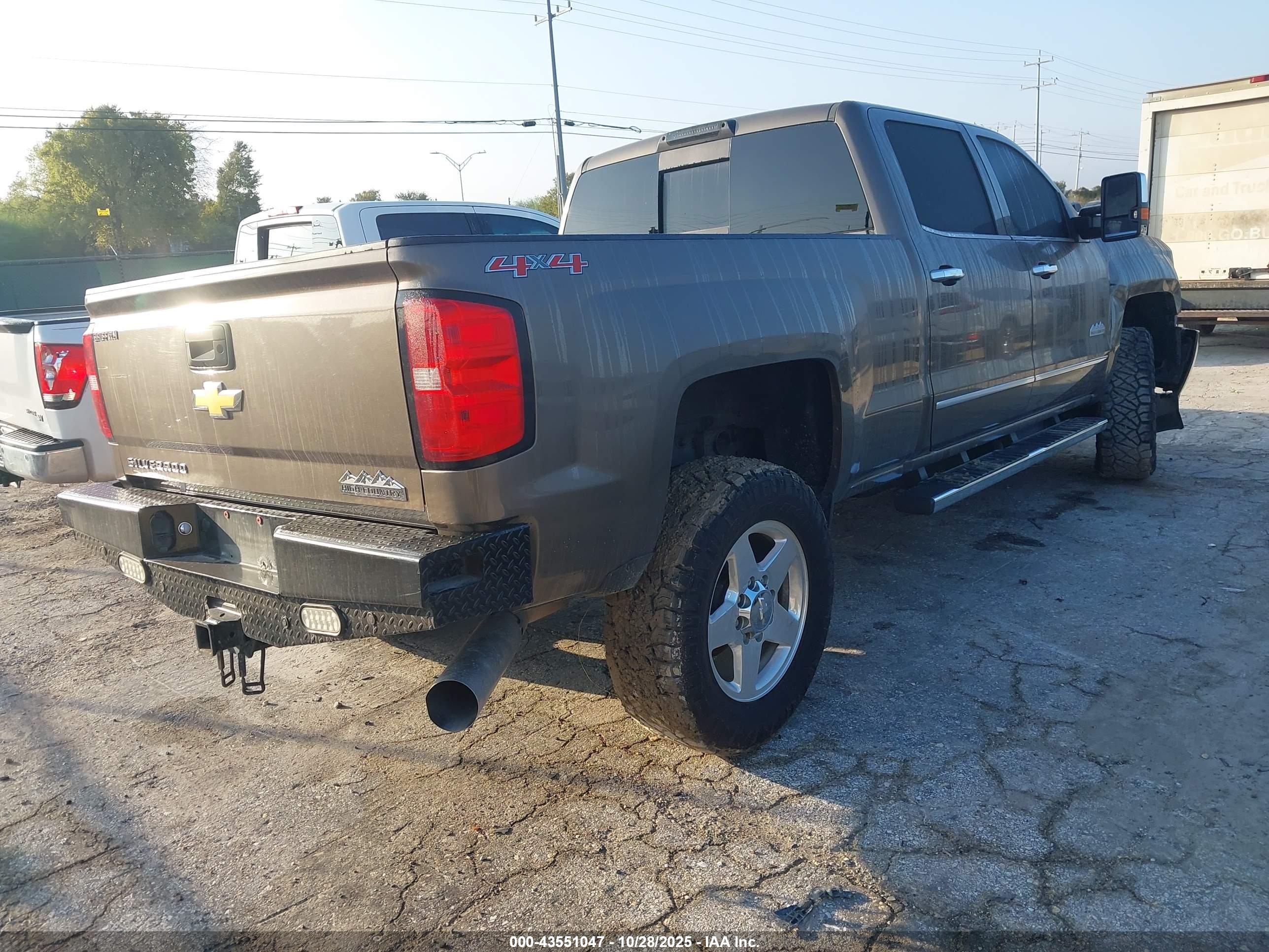 CHEVROLET SILVERADO image 4