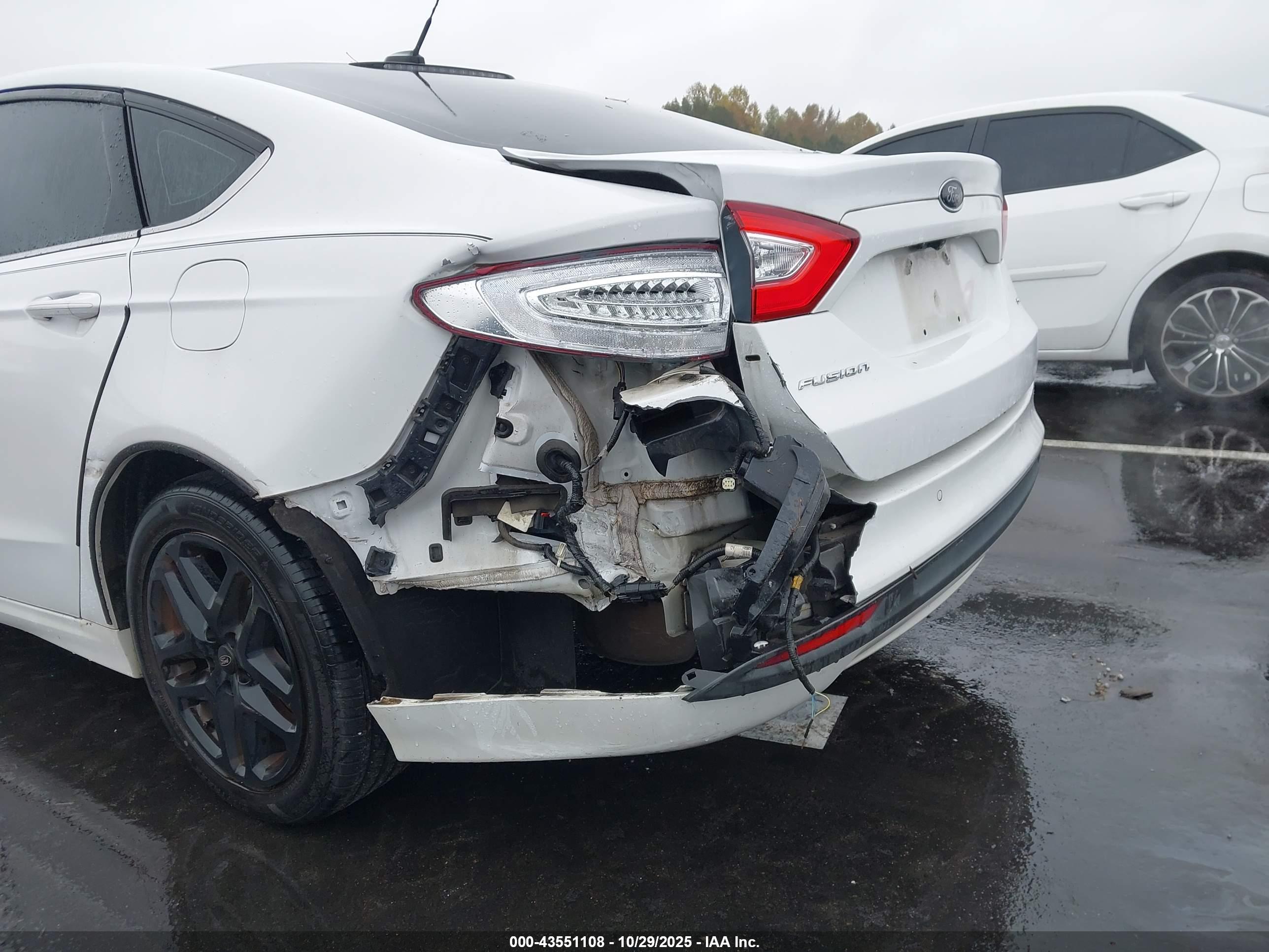 FORD FUSION image 6