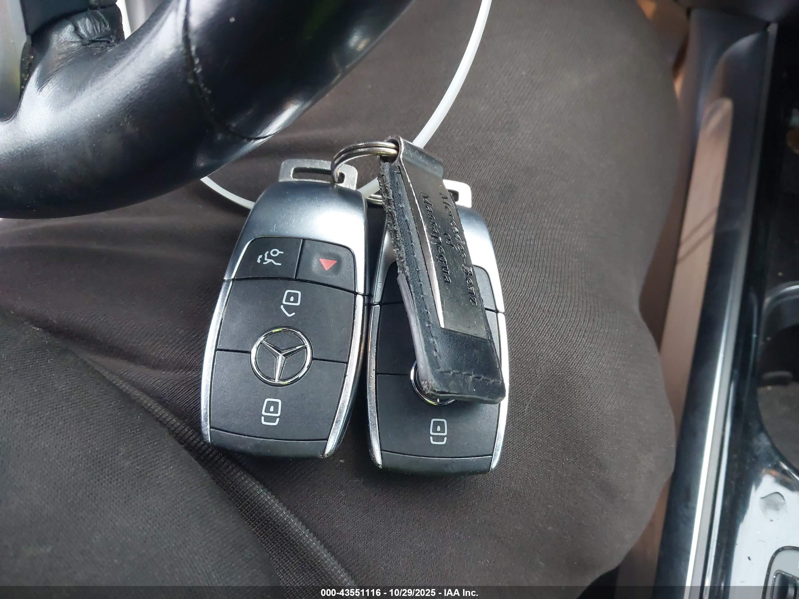 MERCEDES-BENZ GLB image 11