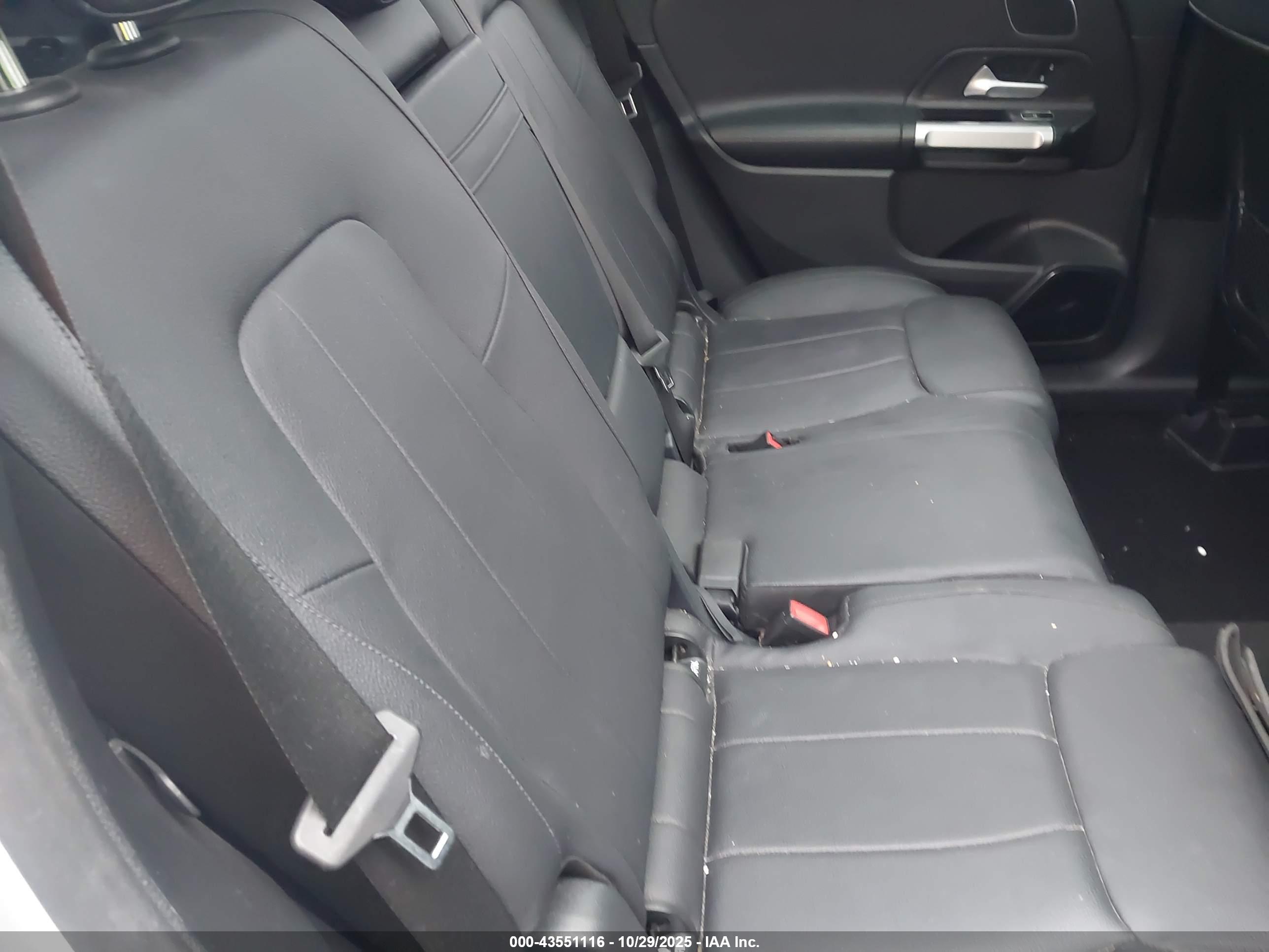 MERCEDES-BENZ GLB image 8