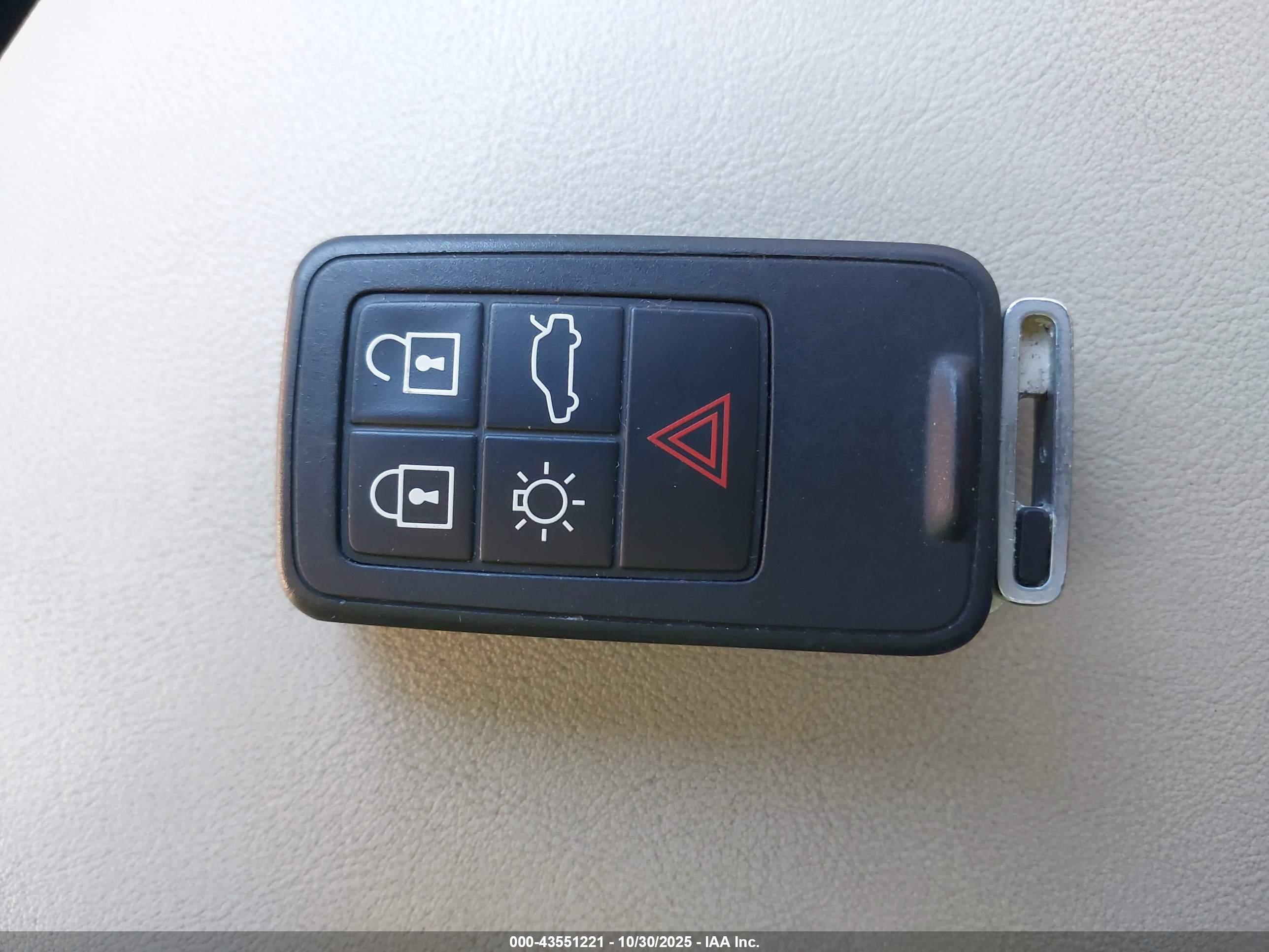 VOLVO XC70 image 11