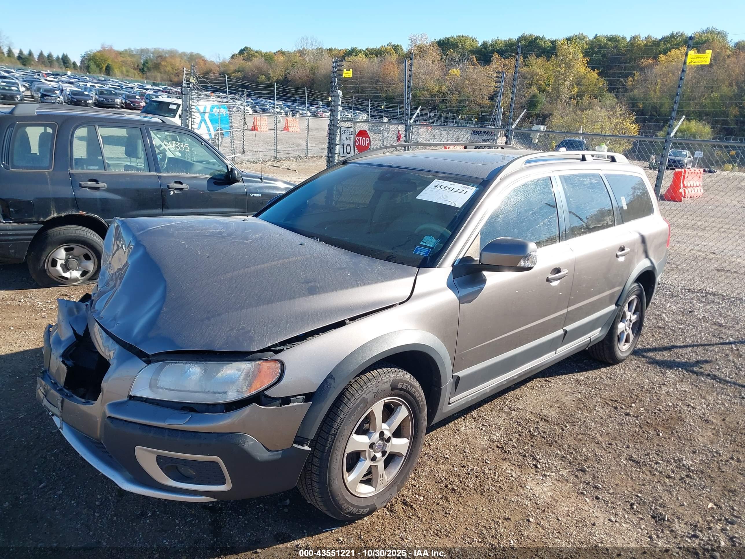 VOLVO XC70 image 2