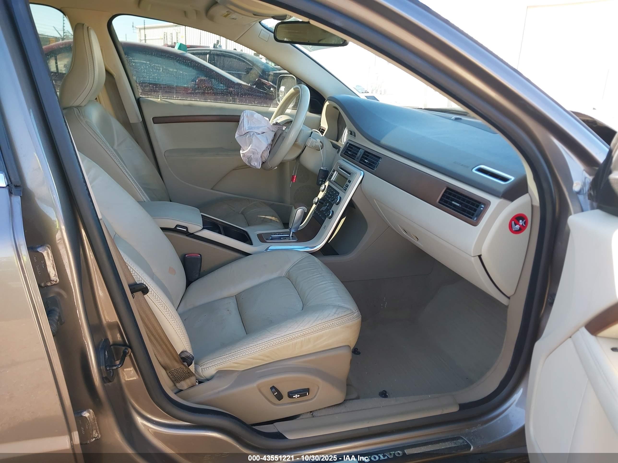 VOLVO XC70 image 5
