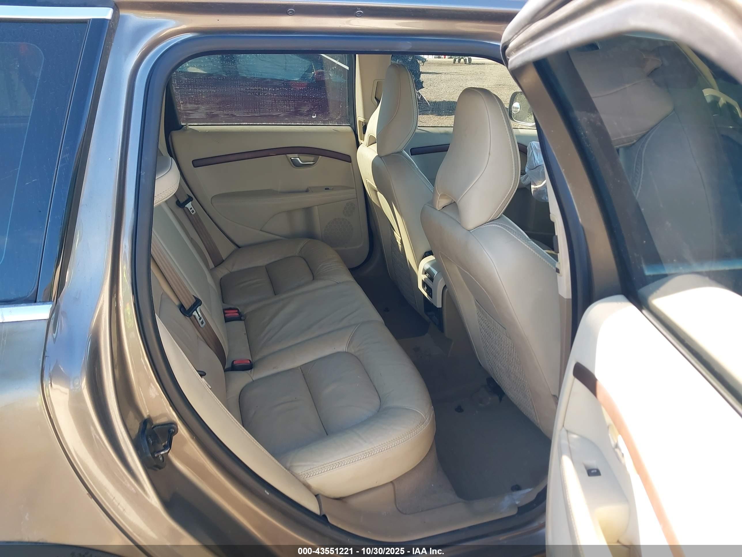 VOLVO XC70 image 8