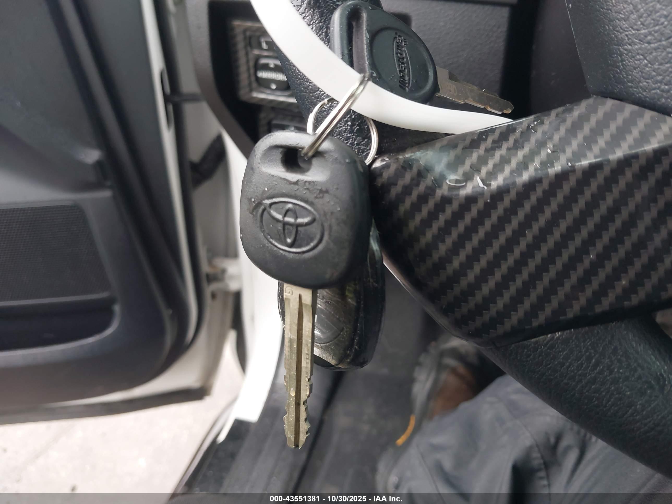 TOYOTA TUNDRA image 11
