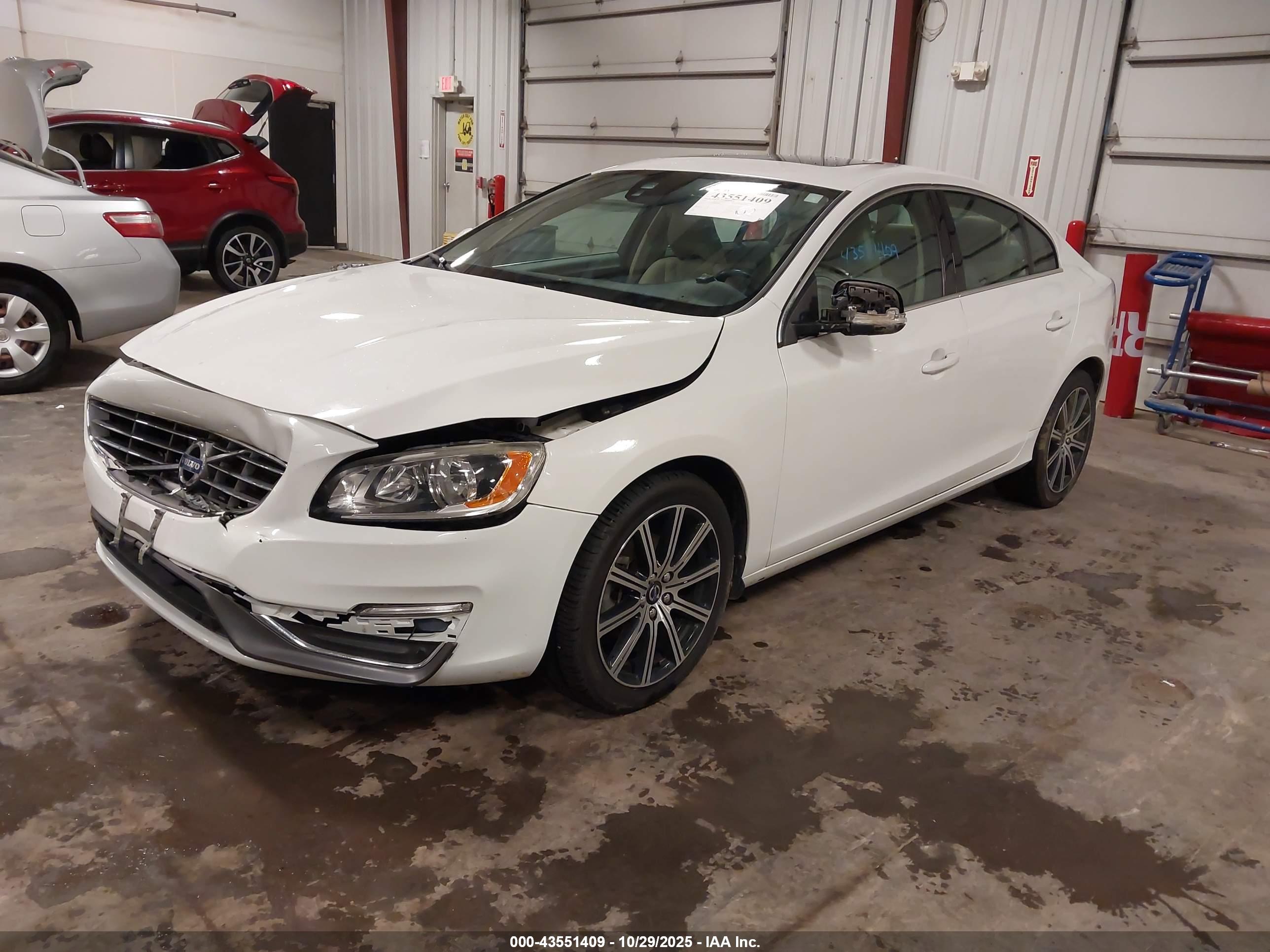 VOLVO S60 image 2