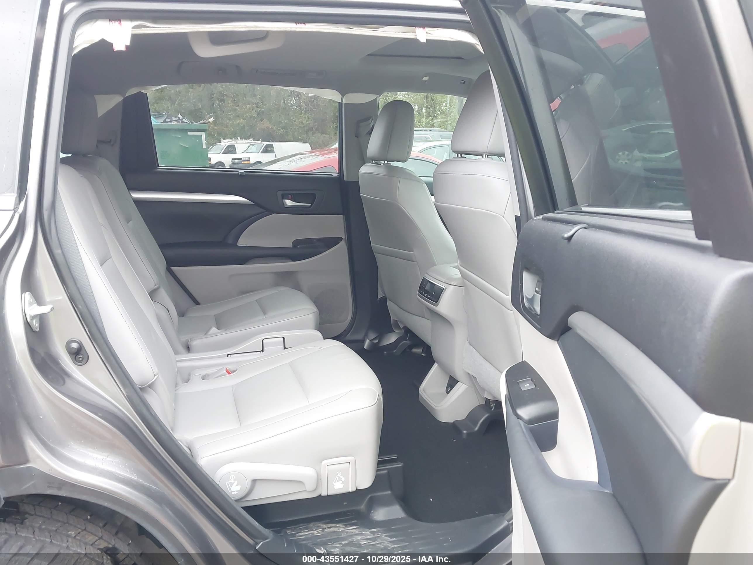 TOYOTA HIGHLANDER image 8