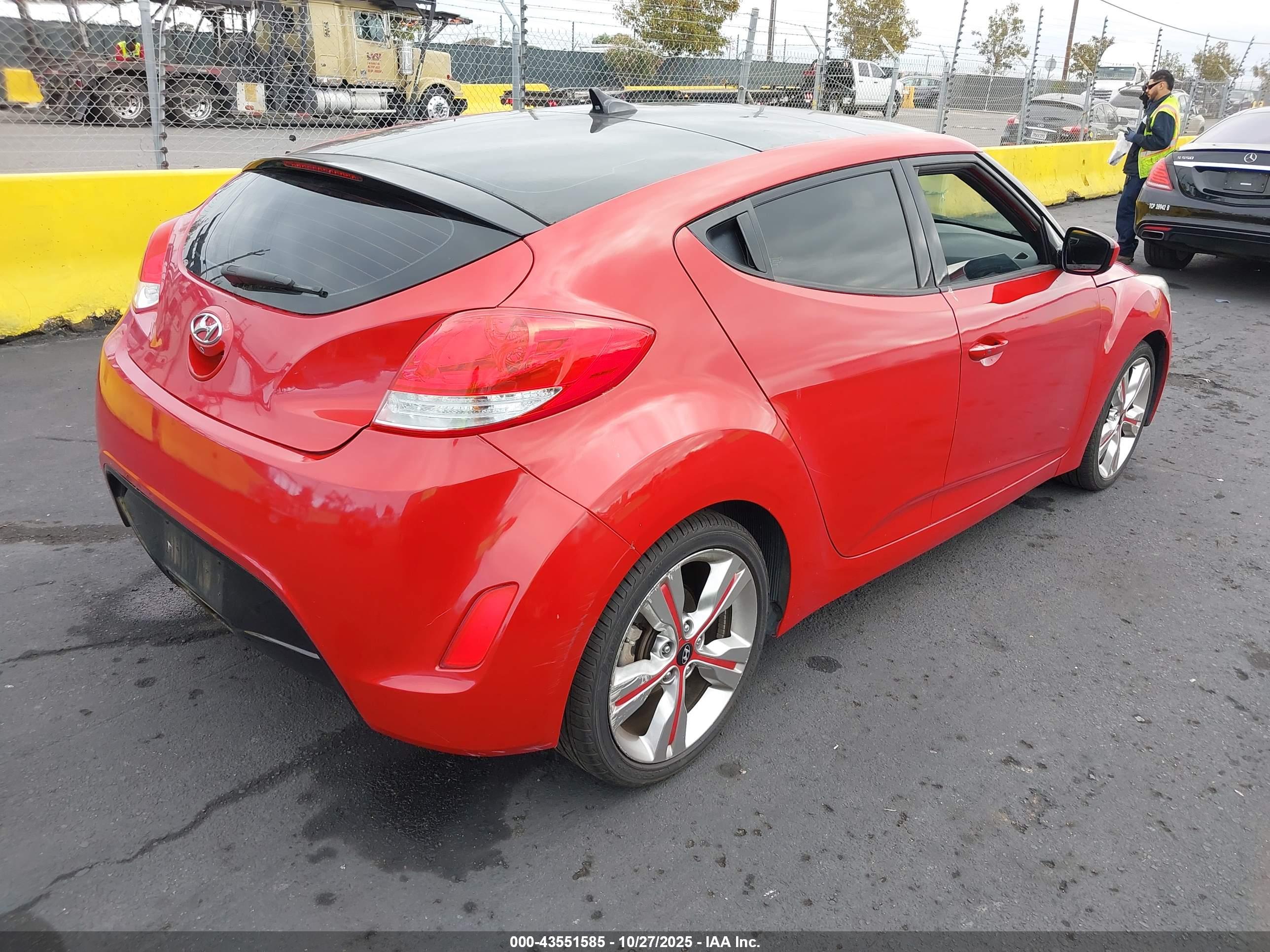 HYUNDAI VELOSTER image 4