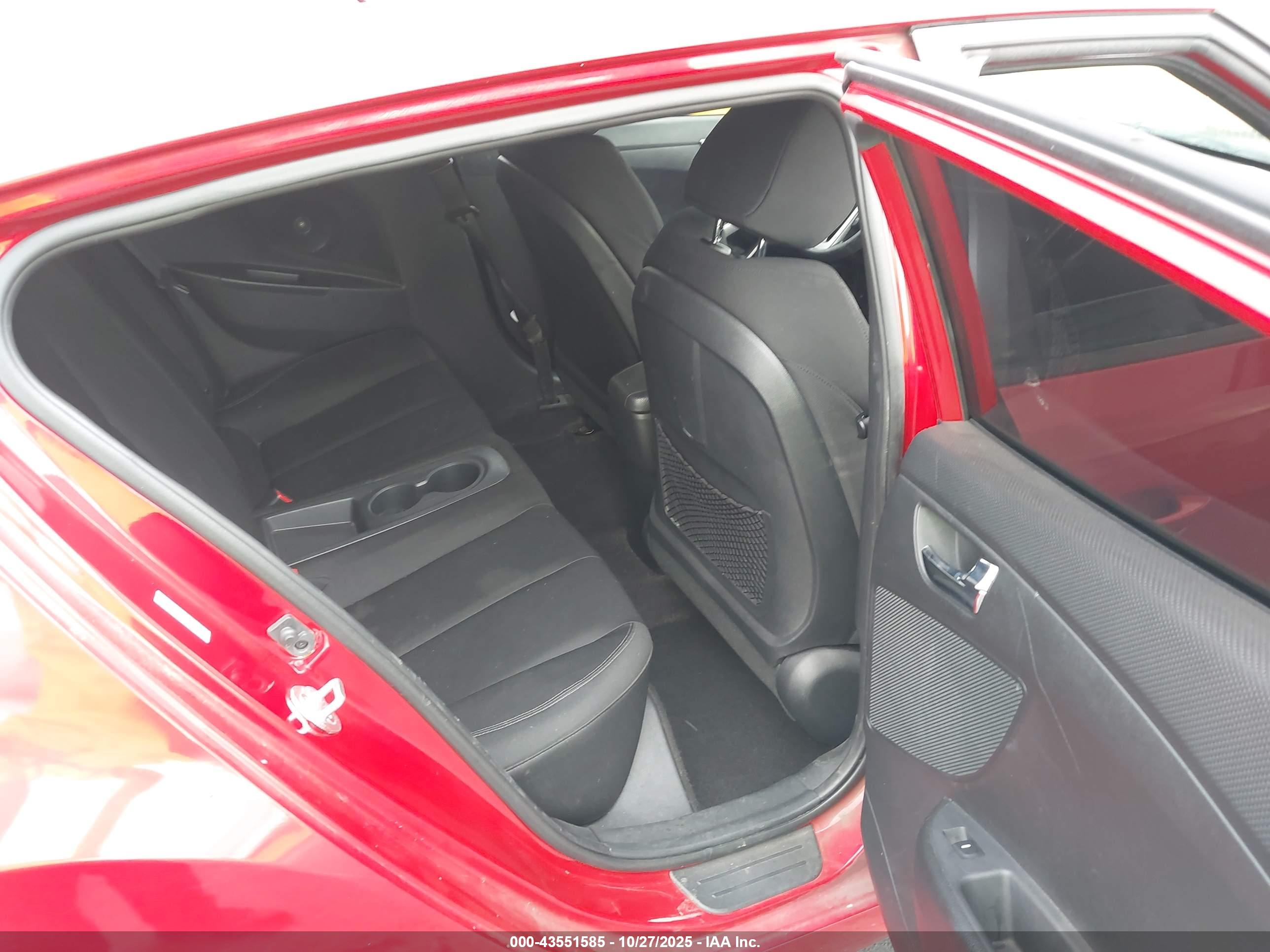 HYUNDAI VELOSTER image 8