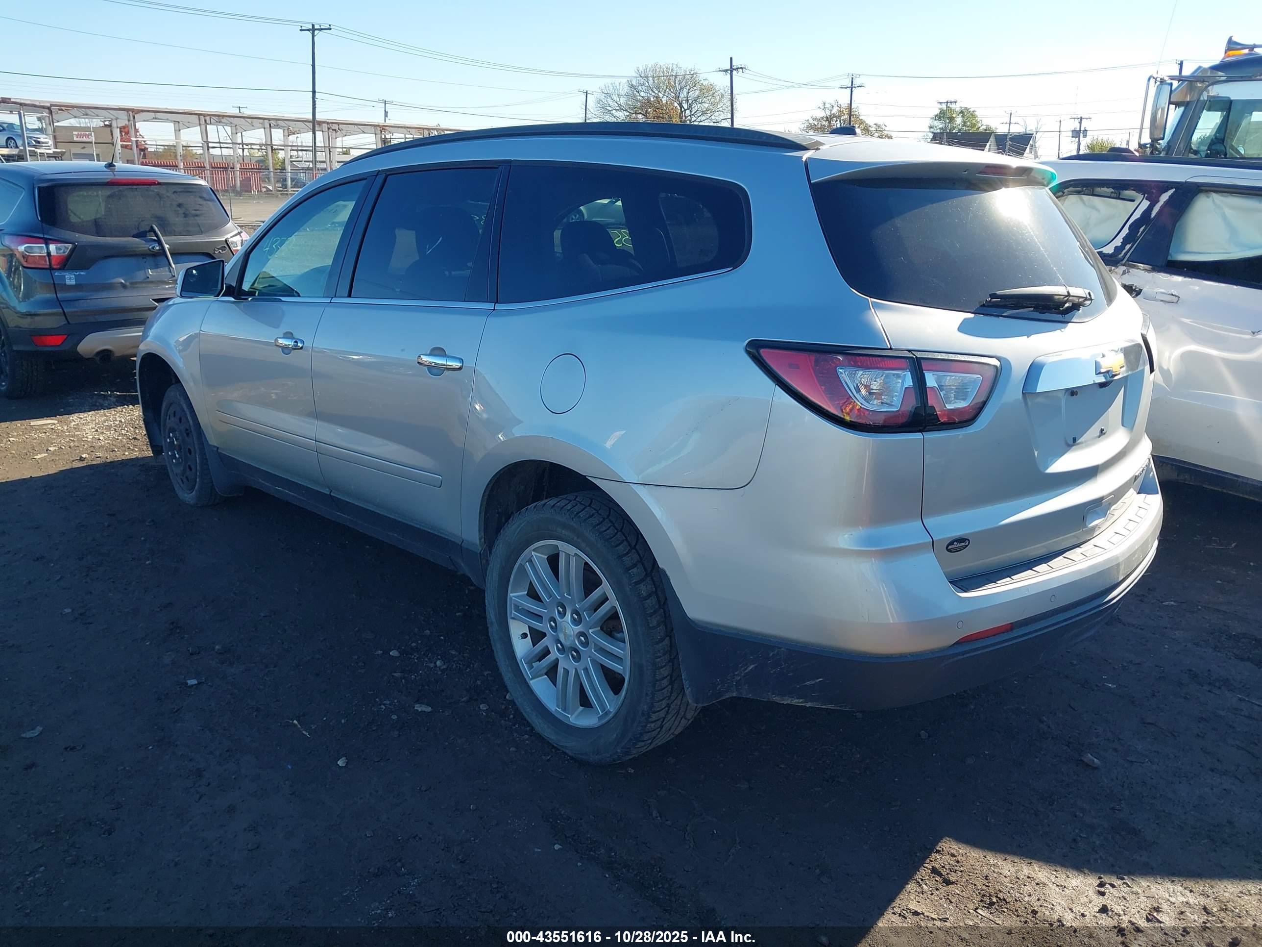 CHEVROLET TRAVERSE image 3