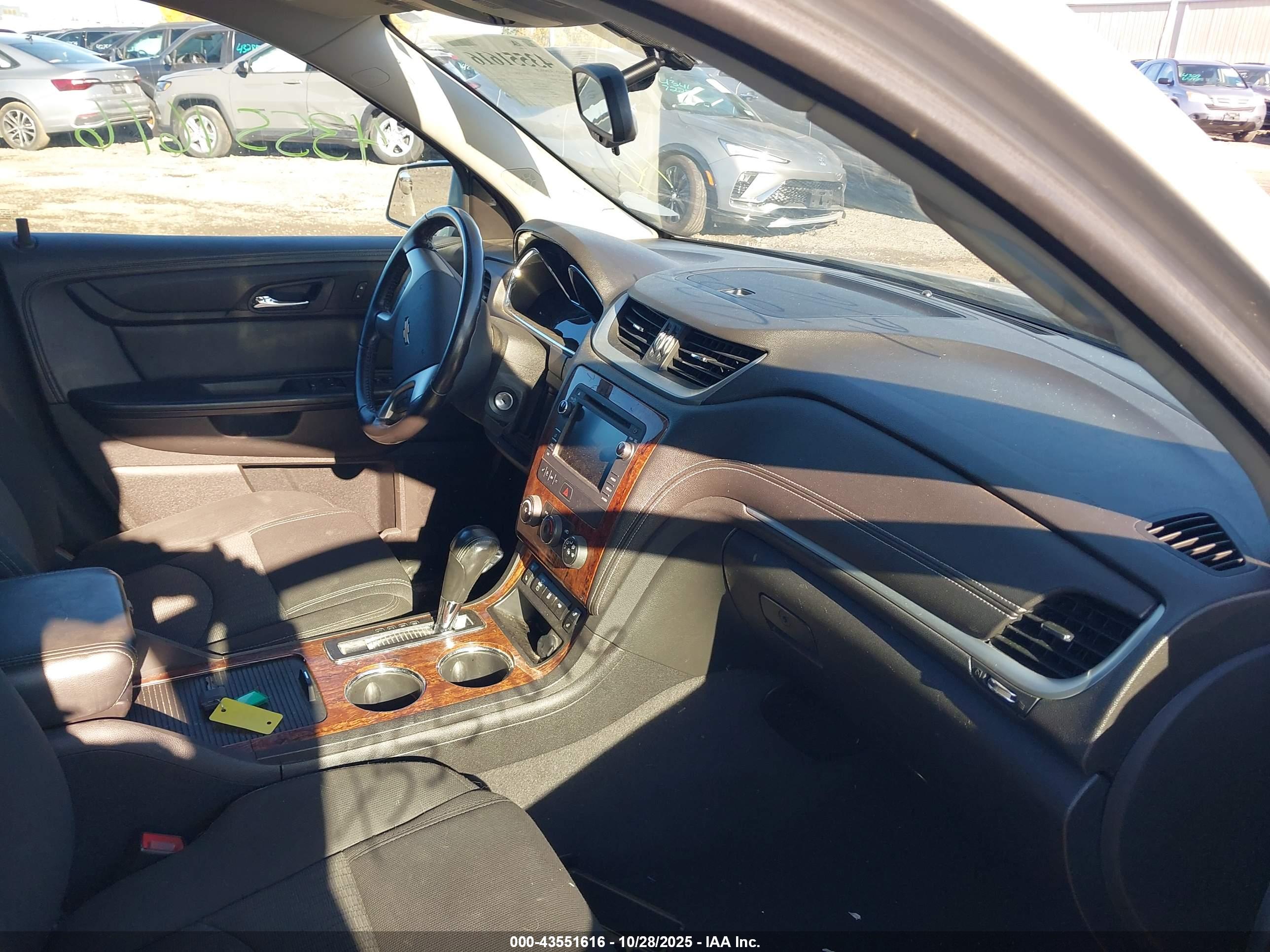 CHEVROLET TRAVERSE image 5