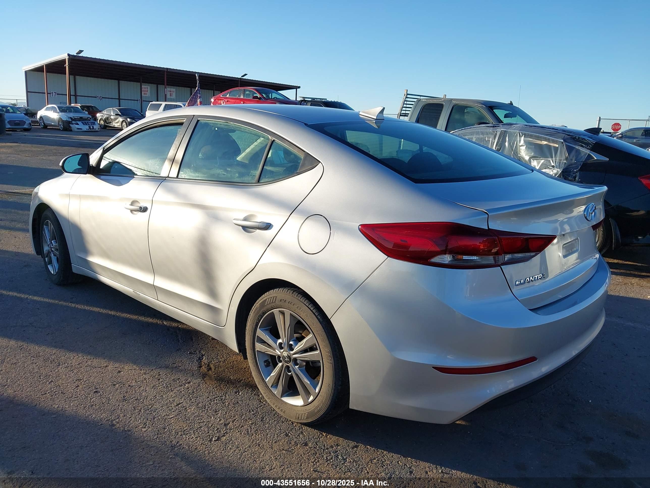 HYUNDAI ELANTRA image 3