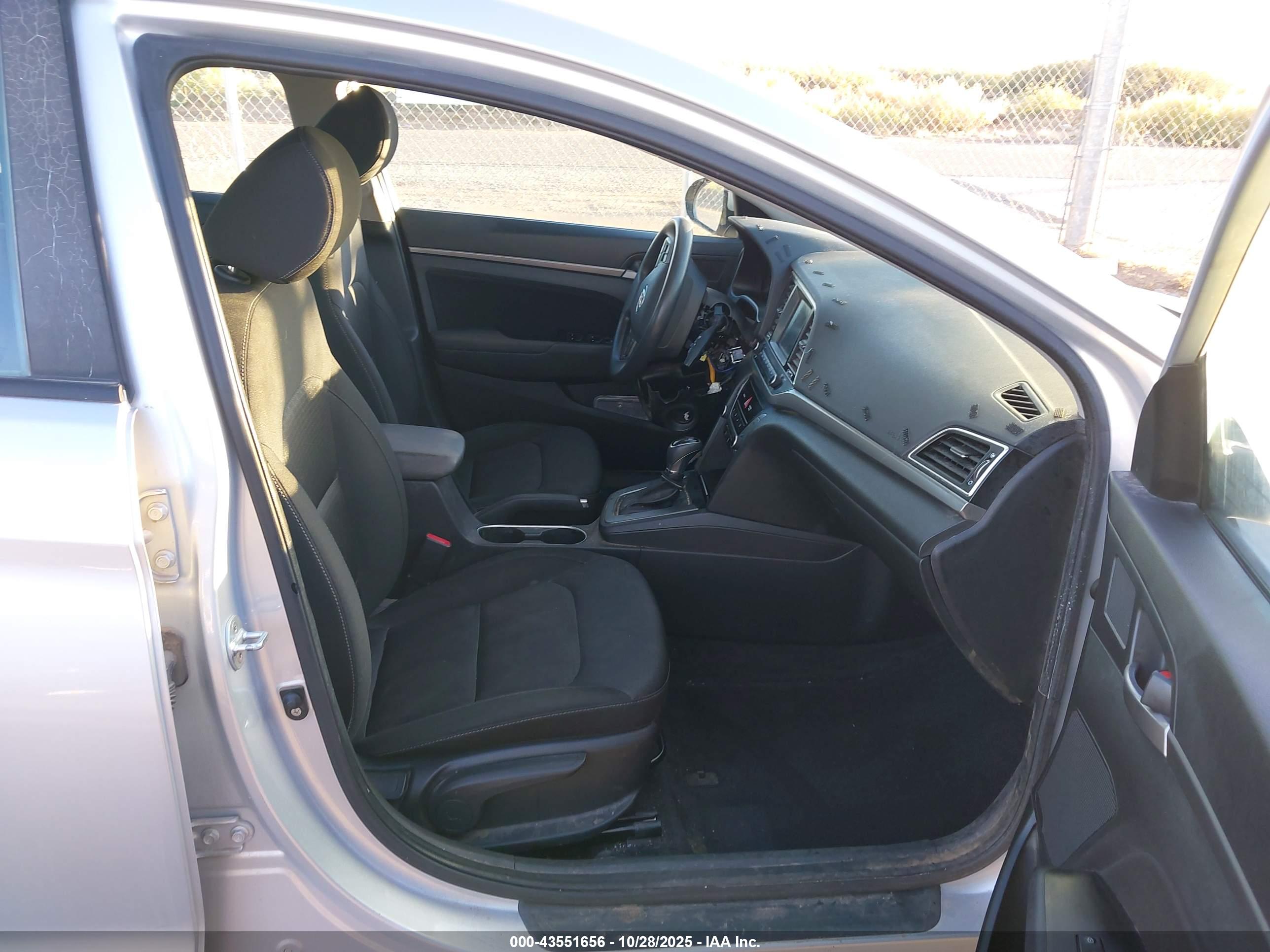 HYUNDAI ELANTRA image 5